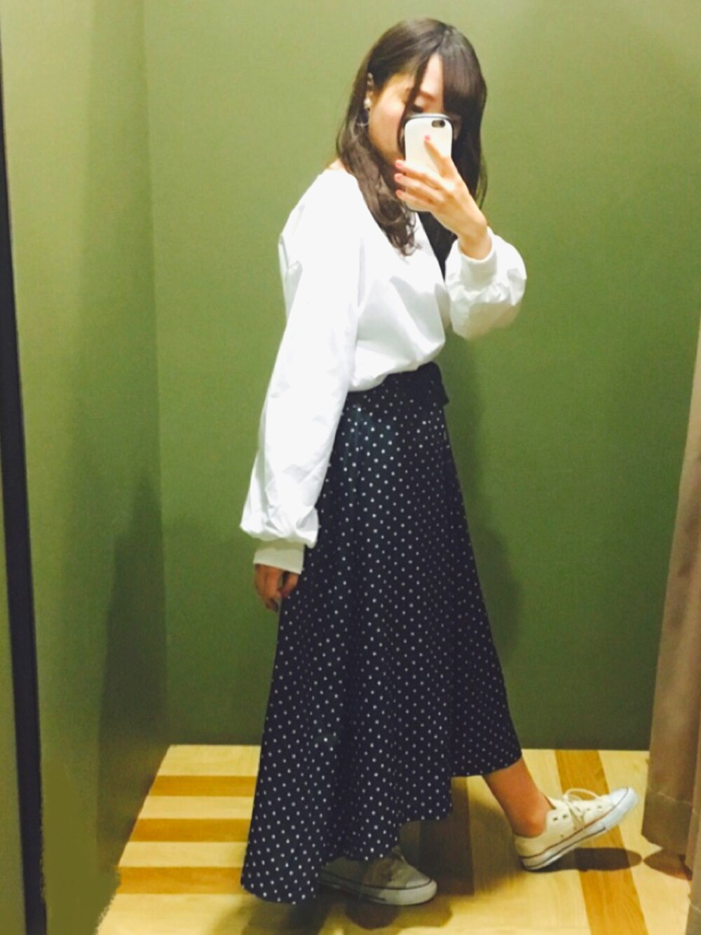 「カジュアルガーリー、ドット、ドットスカート、バルーンスリーブ、白×ネイビー、spring、ootd、お洒落さんとつながりたい」｜「Green　Parksの・2wayバルーンスリーブブラウス（シャツ/ブラウス、ホワイト系）」を使った、さやかさん（レディース・154cm）の春コーディネートの1枚目の写真
