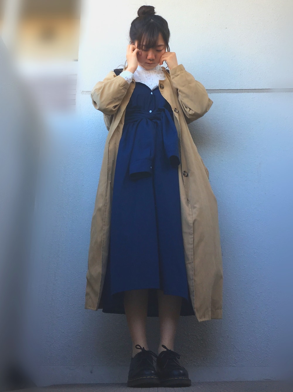 ブルー系のシャツワンピース、ベージュ系のジャケット/アウター、ブラック系のシューズを着用したレディースの春コーディネートの1枚目の写真