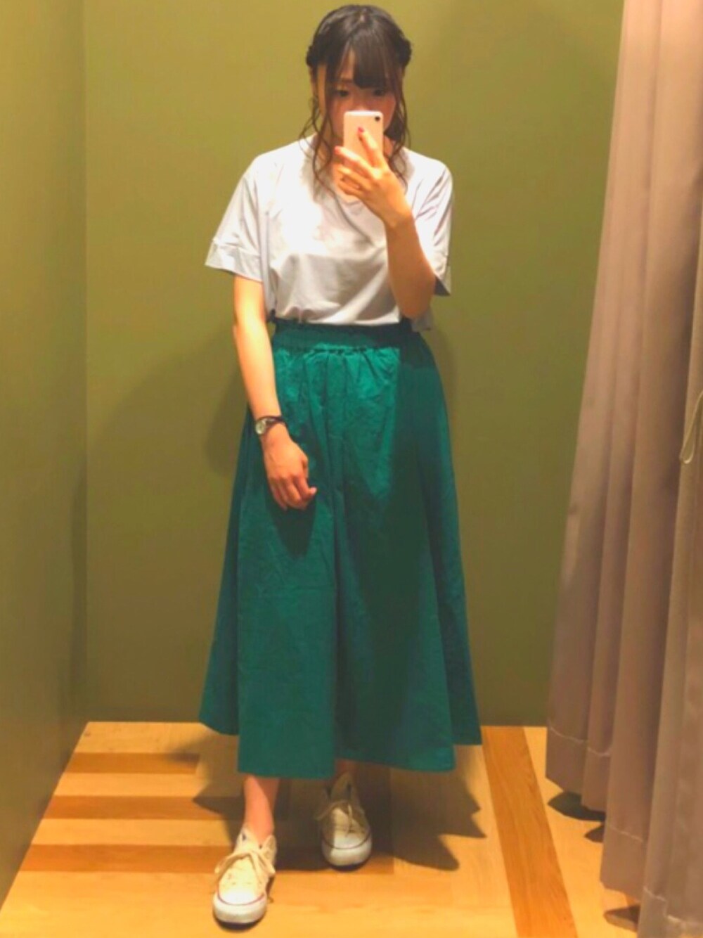 「夏コーデ、大人カジュアル、低身長、グレー×グリーン、グレー、グリーン、リネン、リネンスカート、Green Parks」｜「Green　Parksの・Vネックティブラウス（Tシャツ/カットソー、グレー系）」を使った、さやかさん（レディース・154cm）の春コーディネートの1枚目の写真