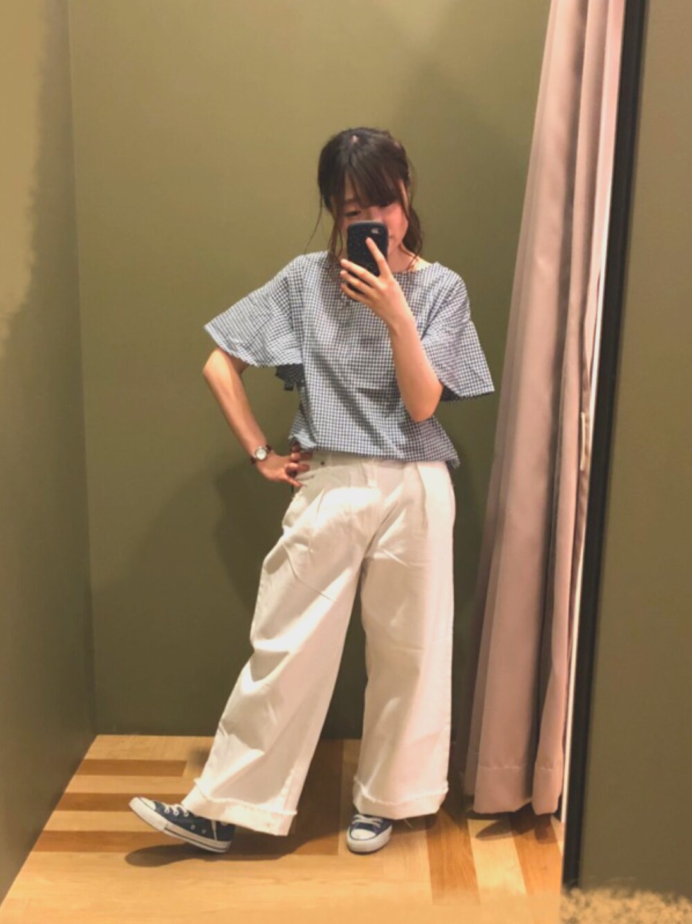 「カジュアル、ラクチンコーデ、デニム、白、白パンツ、ワイドデニム、ギンガムチェック、ブラウス、ネイビー」｜「Green　Parksの・ギンガムチェックブラウス（シャツ/ブラウス、ブルー系）」を使った、さやかさん（レディース・154cm）の春コーディネートの1枚目の写真