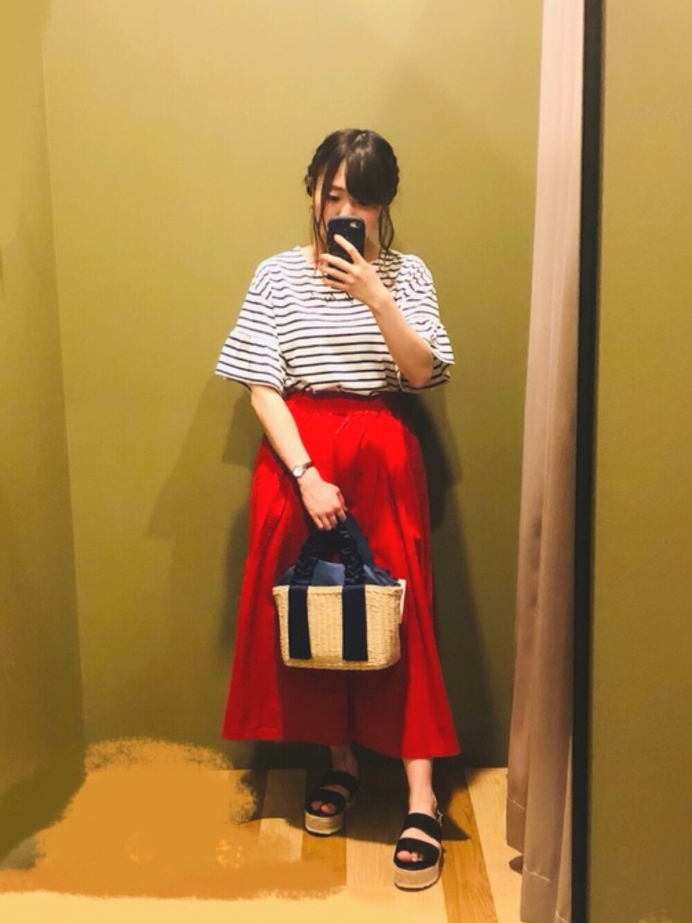 「夏コーデ、リネン、リネンスカート、赤、赤×ネイビー、厚底サンダル、低身長、ロゴT、かごバッグ」｜「Green　Parksの・フロント刺繍ロゴプルオーバー（Tシャツ/カットソー、ホワイト系）」を使った、さやかさん（レディース・155cm）の春コーディネートの1枚目の写真