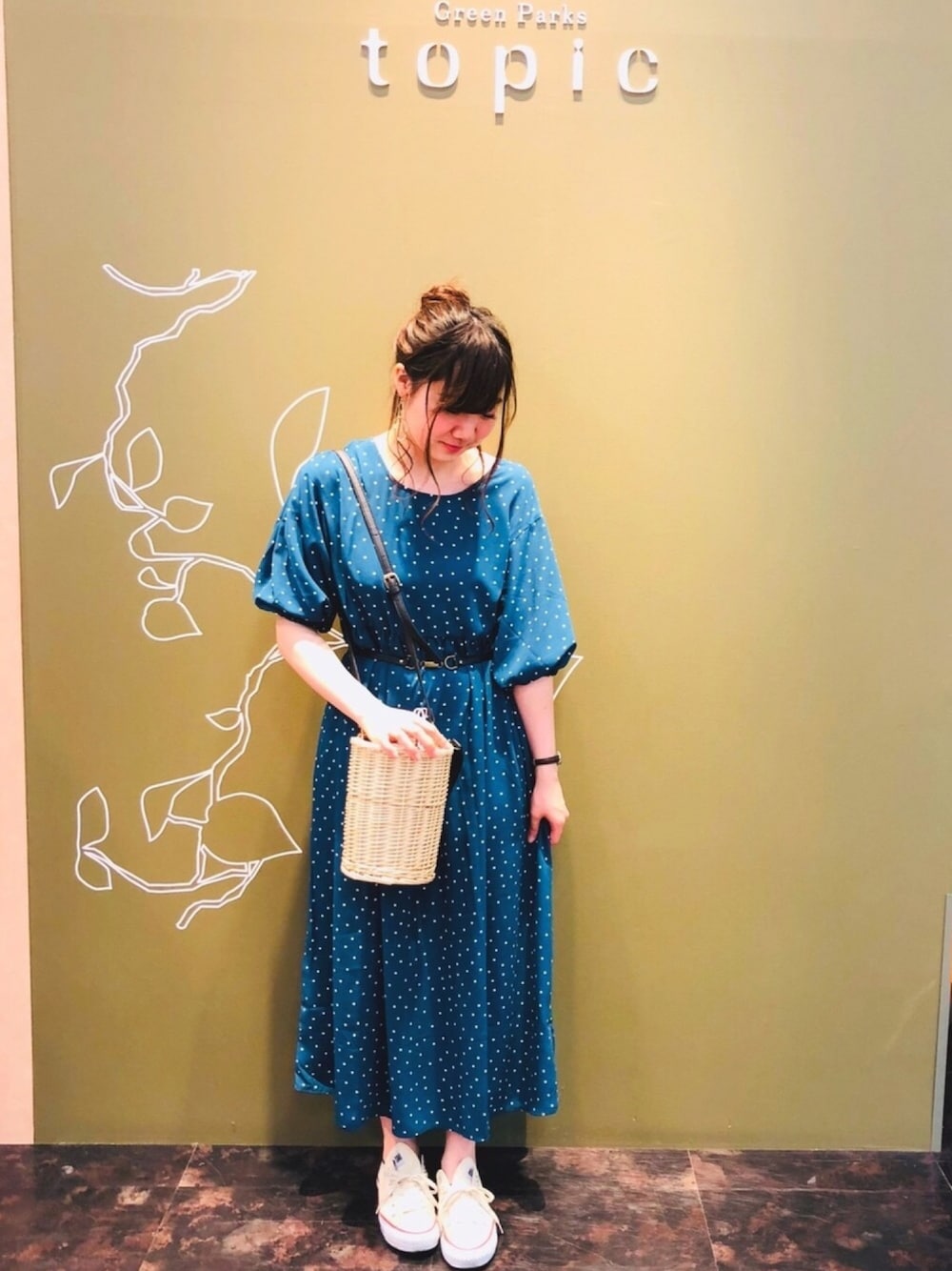 「雨の日コーデ、オトナガーリー、ワンピース×スニーカー、ワンピース、スニーカー、グリーン、ブルー、バルーンスリーブ、ウエストマーク、かごバッグ」｜「Green　Parksの・ドットギャザー切替ワンピース（ワンピース、グリーン系）」を使った、さやかさん（レディース・155cm）の春コーディネートの1枚目の写真