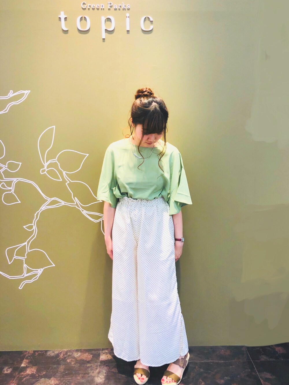 「低身長、夏コーデ、パンツスタイル、グリーン、フリル、ドット、ホワイト、ワイドパンツ、サンダル」｜「Green　Parksの・フリルブラウス（シャツ/ブラウス、グリーン系）」を使った、さやかさん（レディース・155cm）の春コーディネートの1枚目の写真