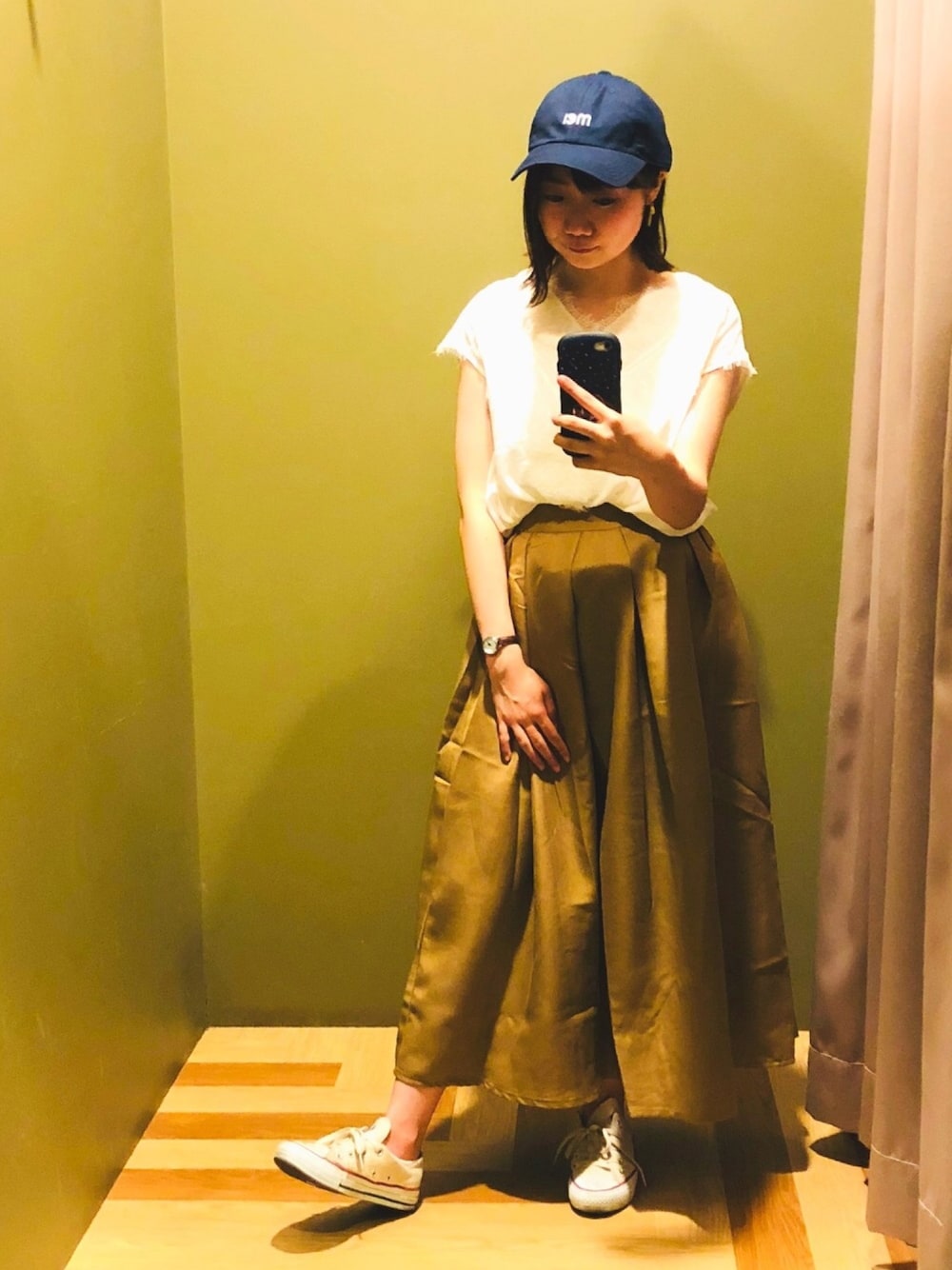 「カジュアルコーデ、スポーツミックス、ノースリーブ、レース、ホワイト、ロングスカート、ベージュ、キャップ」｜「Green　Parksの・ショルダーレースブラウス（シャツ/ブラウス、ホワイト系）」を使った、さやかさん（レディース・155cm）の夏コーディネートの1枚目の写真