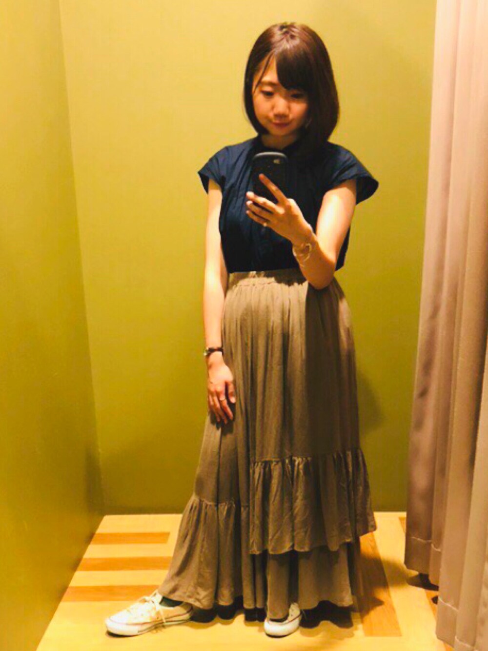 「夏、秋色、夏セールで買いました、アシンメトリー、ノースリーブ、シルバーアクセサリー、ネイビー、ヌーディーカラー、ベージュ」｜「Green　Parksの・襟タックノースリーブブラウス（シャツ/ブラウス、ブルー系）」を使った、さやかさん（レディース・155cm）の夏コーディネートの1枚目の写真