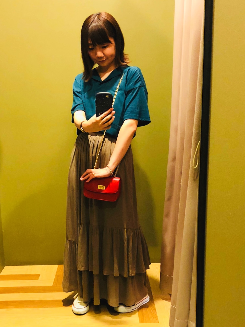 「秋のコーデ、大人カジュアル、きれいめカジュアル、ブルーグリーン、アシンメトリー、スモーキーカラー、ミニバッグ、プチプラ、おしゃれさんと繋がりたい」｜「Green　Parksのフラットカラー5分袖プルオーバー（Tシャツ/カットソー、ブルー系）」を使った、さやかさん（レディース・155cm）の夏コーディネートの1枚目の写真