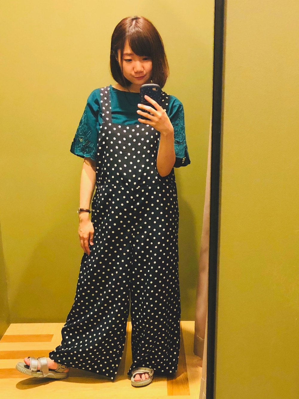 ブラック系のサロペット/オーバーオール、グリーン系のTシャツ/カットソー、その他のその他を着用したレディースの夏コーディネートの1枚目の写真