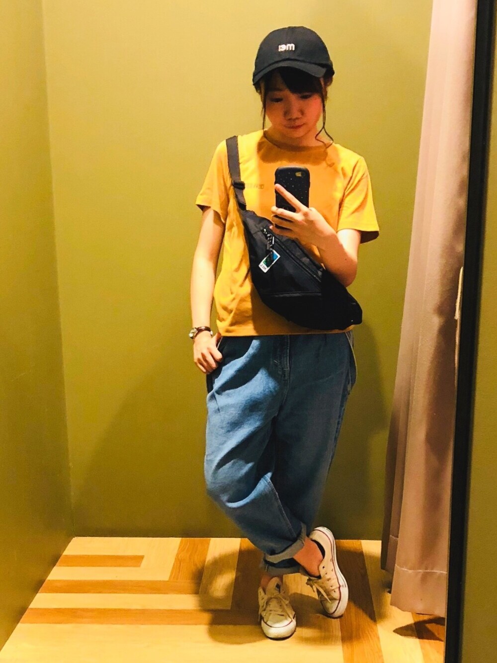 「summer、ボディバッグ、秋カラー、シンプル、ロゴT、デニム、キャップ、キャップ女子、スニーカー」｜「Green　Parksの・胸元刺繍Tシャツ ●（Tシャツ/カットソー、イエロー系）」を使った、さやかさん（レディース・155cm）の夏コーディネートの1枚目の写真
