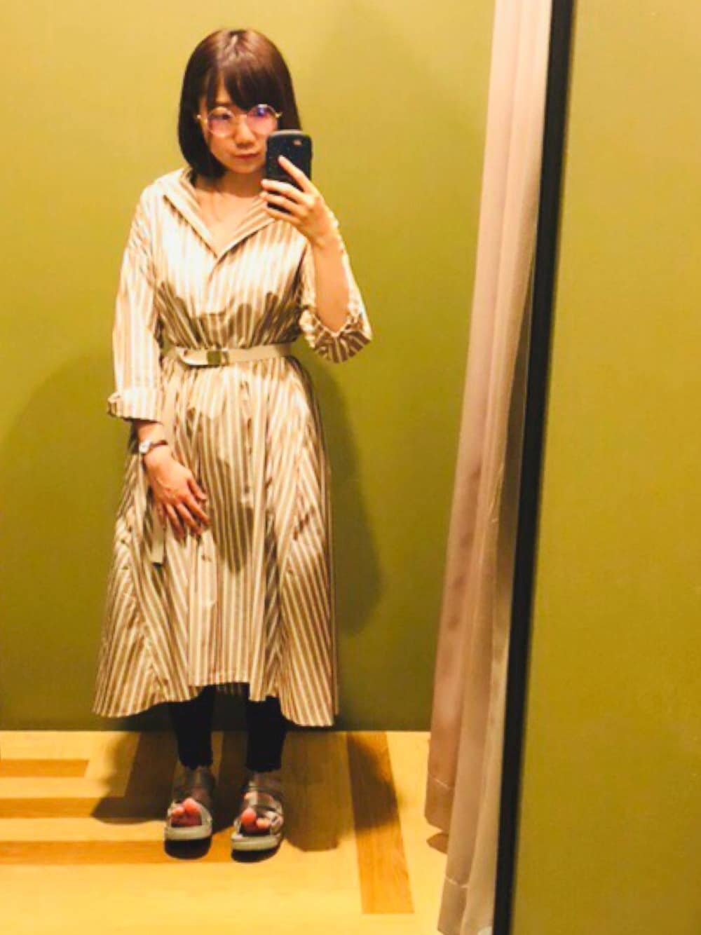 ベージュ系のワンピース、グレー系のサンダル、ブラック系のレギンス/スパッツを着用したレディースの夏コーディネートの1枚目の写真