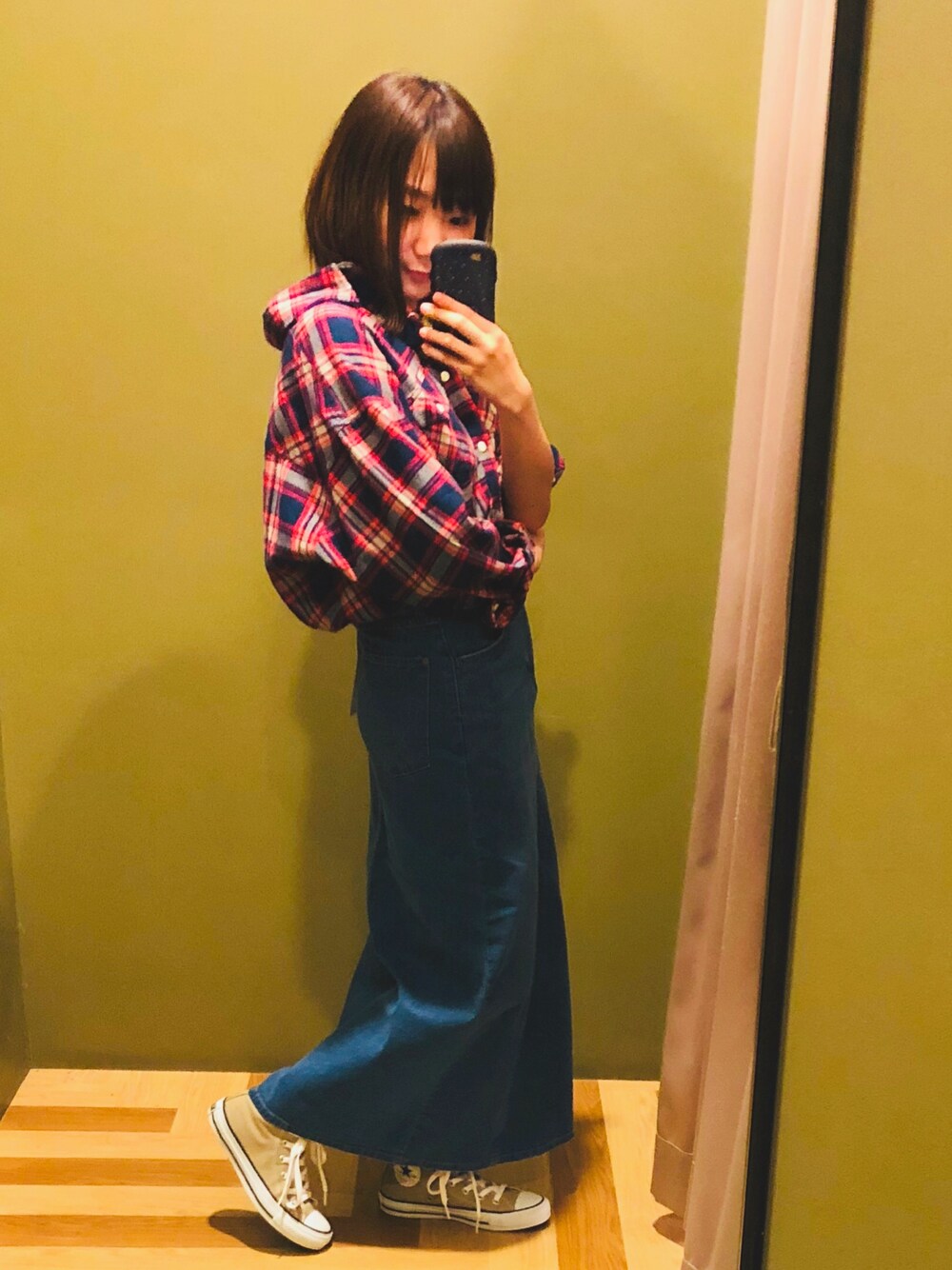 「秋のコーデ、オトナカジュアル、ビッグシルエット、チェックシャツ、ロングスカート、デニムスカート、ラングラー、Wrangler、converse、低身長」｜「Green　ParksのWR ビックチェックシャツ（シャツ/ブラウス、レッド系）」を使った、さやかさん（レディース・155cm）の夏コーディネートの1枚目の写真