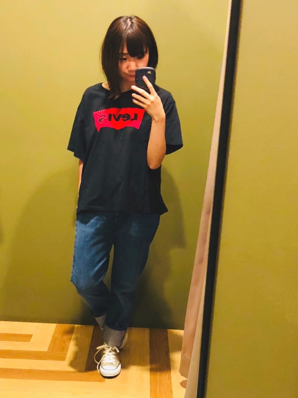 「シンプルコーデ、コンバース、低身長、リーバイス、Levi's、levis 501、ロゴT、黒」｜「Levi'sのLevi's Tシャツ（Tシャツ/カットソー、ブラック系）」を使った、さやかさん（レディース・155cm）の夏コーディネートの1枚目の写真