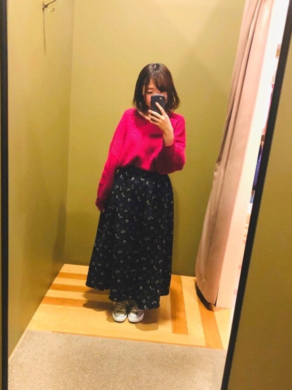 「シンプル、きれいめカジュアル、春コーデ、スニーカーコーデ、ピンク、Vネック、花柄、ロングスカート、Green Parks、earth music&ecology」｜「earth music&ecologyの・12colVネックニットプルオーバー ●（ニット/セーター、ピンク系）」を使った、さやかさん（レディース・155cm）の冬コーディネートの1枚目の写真