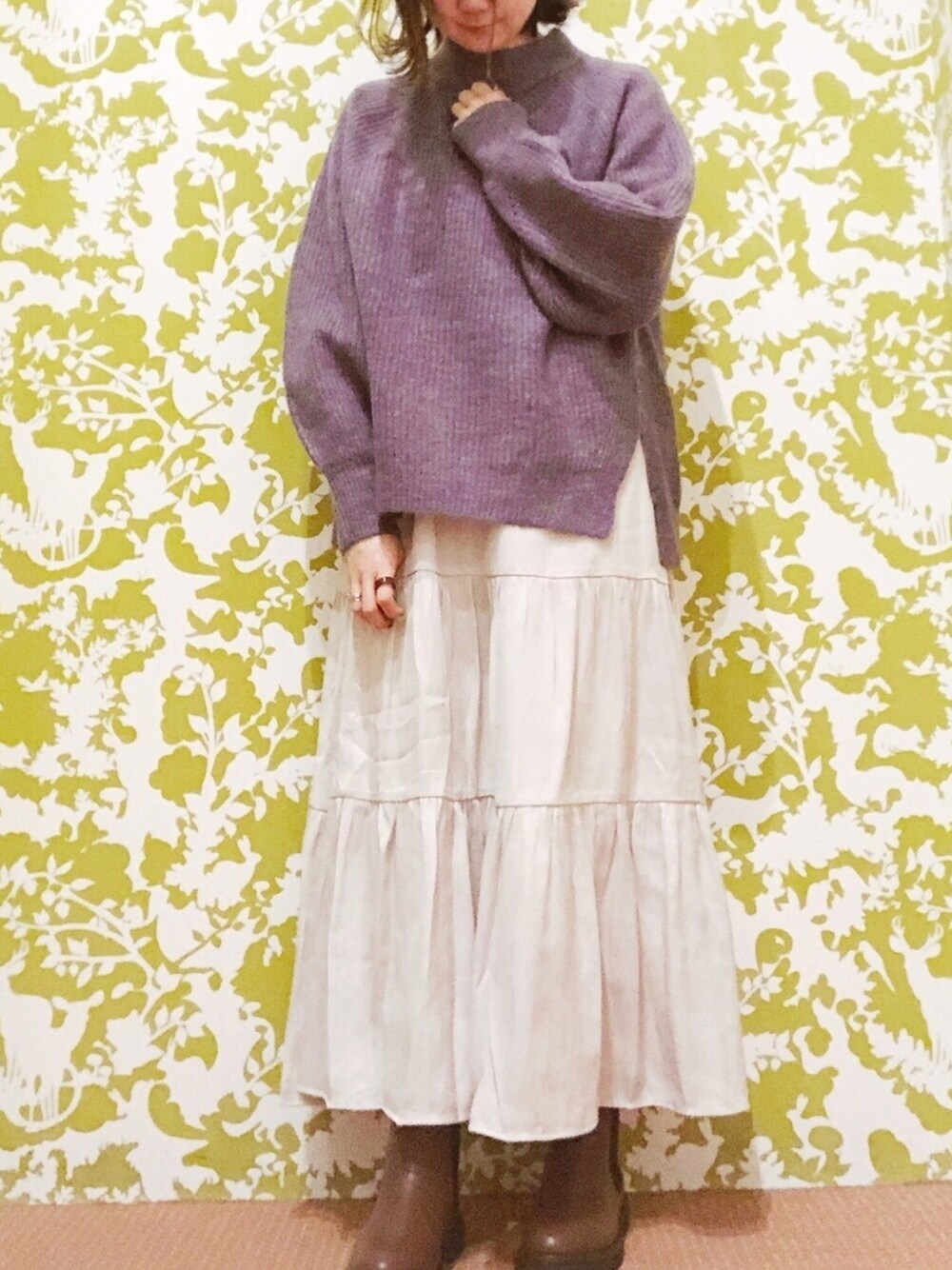 「earth music&ecology、earthstaff、冬コーデ、ニットコーデ、サテン、カラーニット、低身長コーデ、大人ガーリー」｜「earth music&ecologyのふわふわニットプルオーバー ＊（ニット/セーター、パープル系）」を使った、さやかさん（レディース・155cm）の冬コーディネートの1枚目の写真