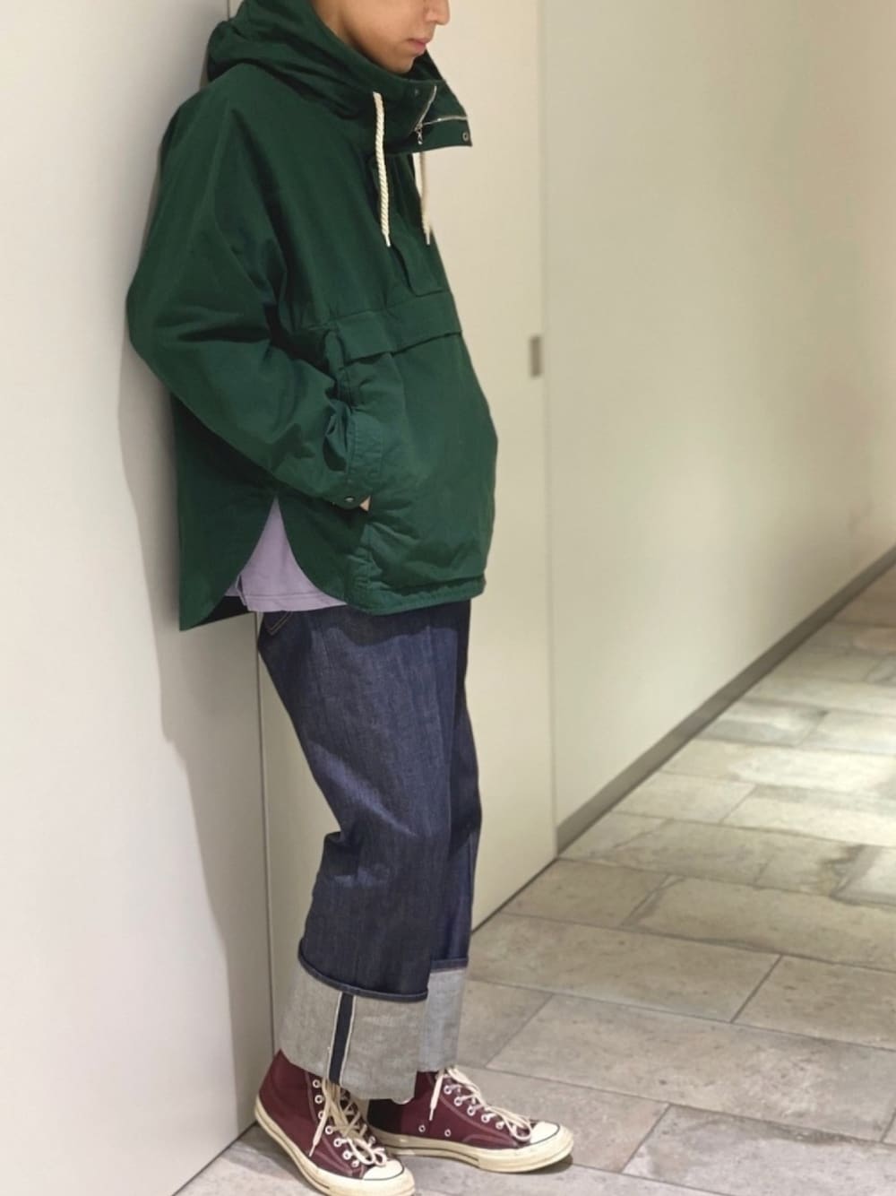 「KAZUYUKI KUMAGAI、カズユキクマガイ、ATTACHMENT、アタッチメント、カジュアル、カジュアルコーデ、ワイドデニム、グリーン、アノラックパーカー」｜「KAZUYUKI KUMAGAI ATTACHMENTの【JAPAN DENIM(ジャパンデニム)】KAZUYUKI KUMAGAI ATTACHMENT_12.5ozセルビッチデニム ロールアップデニム（デニムパンツ、ブルー系）」を使った、ATTACHMENT_TAKANOさん（メンズ・184cm）の春コーディネートの1枚目の写真