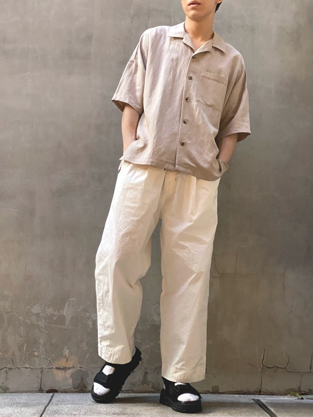 「KAZUYUKI KUMAGAI、カズユキクマガイ、カジュアルコーデ、大人カジュアル、ビッグシルエット、リラックススタイル、夏、オープンカラーシャツ、サンダル」｜「KAZUYUKI KUMAGAI ATTACHMENTのレーヨンリネンタンブラー ドロップショルダーオープンカラーシャツ（シャツ/ブラウス、ベージュ系）」を使った、ATTACHMENT_TAKANOさん（メンズ・184cm）の春コーディネートの1枚目の写真
