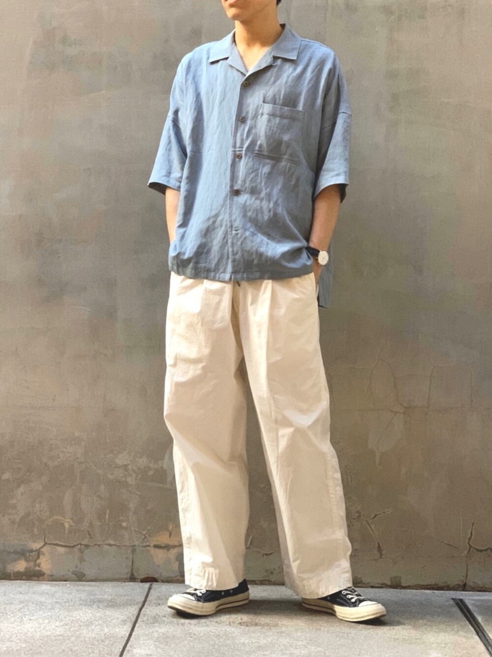 ブルー系のシャツ/ブラウス、ホワイト系のその他パンツ、その他のその他を着用したメンズの春コーディネートの1枚目の写真