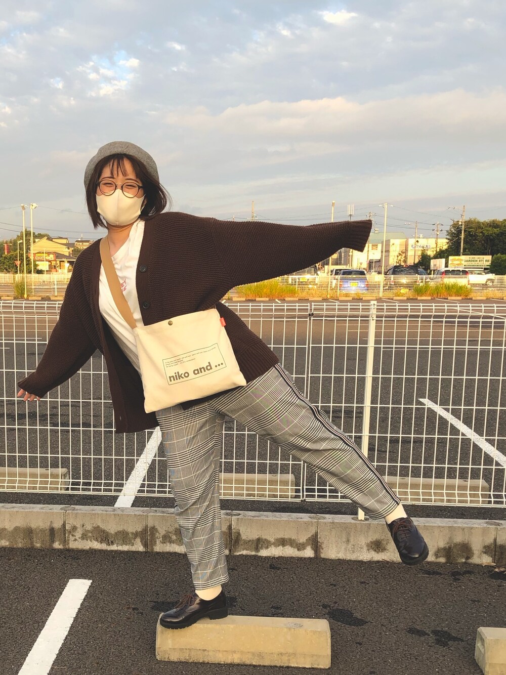 「秋冬コーデ、ぽっちゃりコーデ、肩幅広い族、太もも太子」｜「niko and...のアイテム（ニット/セーター、ブラウン系）」を使った、紗　羅さん（レディース・159cm）の秋コーディネートの1枚目の写真