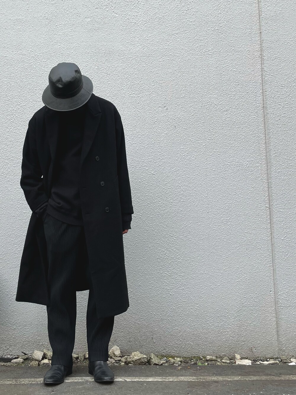 「イッセイミヤケ、ISSEY MIYAKE、オールブラック、モノトーン、コート、ロングコート、オーバーコート、冬コーデ、タートルネック、プリーツ」｜「HAREのCASHEEPウールオーバーコート(HARE)（チェスターコート、ブラック系）」を使った、sssさん（メンズ・178cm）の冬コーディネートの1枚目の写真