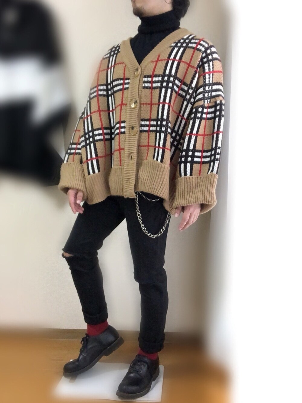 ベージュ系のカーディガン/ボレロ、ブラック系のパンツ、ブラック系のシューズを着用したメンズの秋コーディネートの1枚目の写真