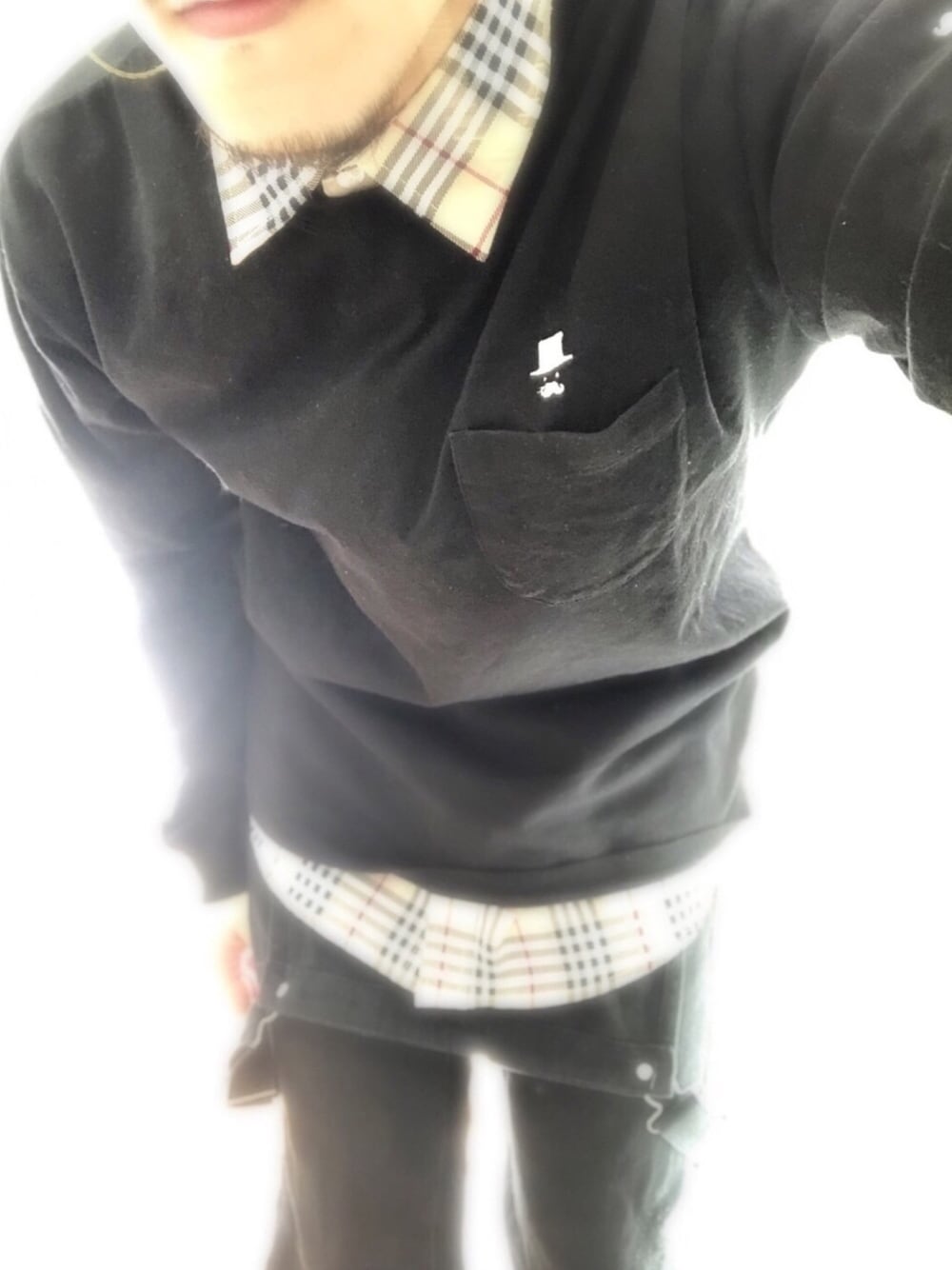 「シンプル、カジュアル、ootd、秋コーデ、秋冬コーデ、タータンチェック、サロペット、ダメージデニムパンツ」｜「Design Tshirts Store graniphのアイテム（トップス、ブラック系）」を使った、ペーちゃんさん（メンズ・169cm）の秋コーディネートの1枚目の写真