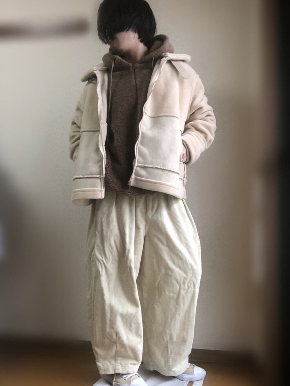 ホワイト系のジャケット/アウター、ブラウン系のパーカー、ホワイト系のパンツを着用したメンズの冬コーディネートの1枚目の写真