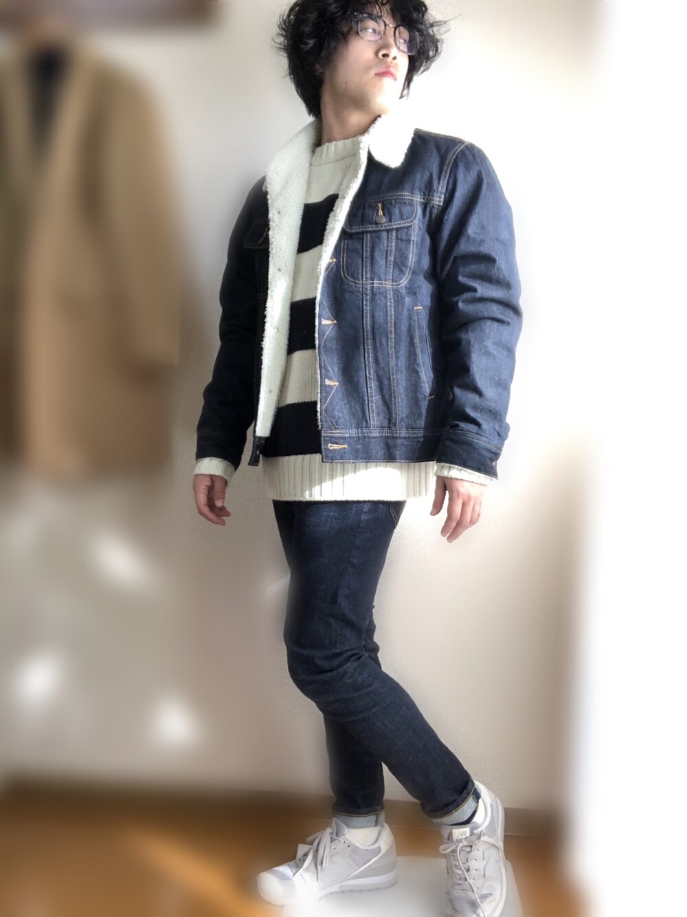 ブルー系のデニムジャケット、ブルー系のデニムパンツ、ホワイト系のニット/セーターを着用したメンズの冬コーディネートの1枚目の写真