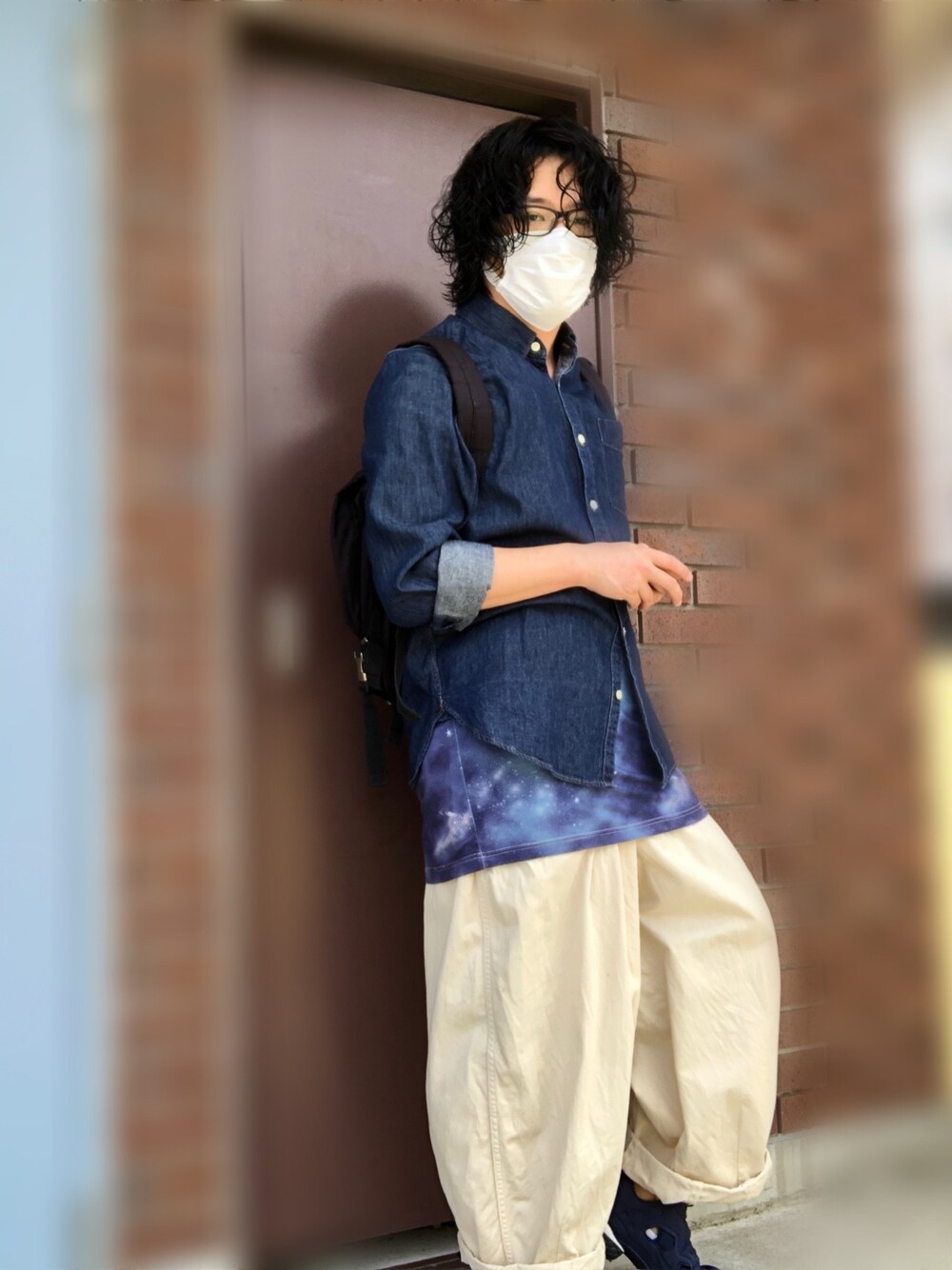 ブルー系のシャツ/ブラウス、ブルー系のタンクトップ、ホワイト系のパンツを着用したメンズの春コーディネートの1枚目の写真