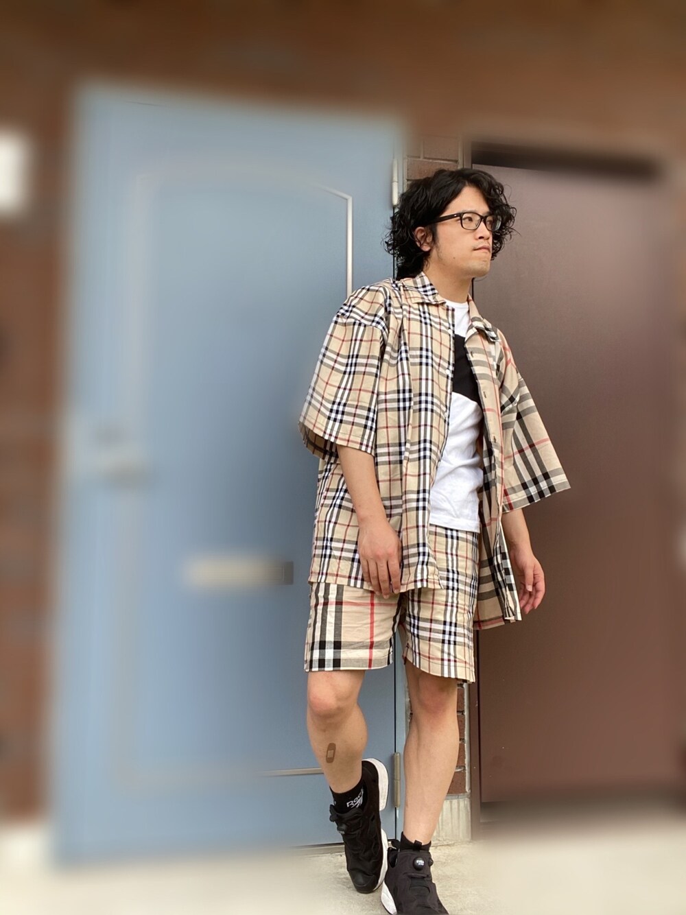 ベージュ系のシャツ/ブラウス、ベージュ系のパンツ、ブラック系のスニーカーを着用したメンズの夏コーディネートの1枚目の写真