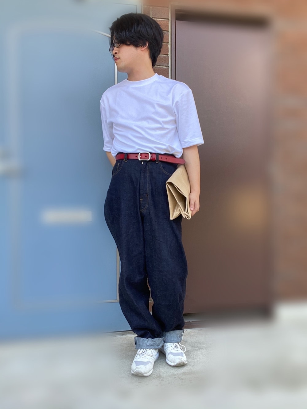 ホワイト系のTシャツ/カットソー、グレー系のスニーカー、レッド系のベルトを着用したメンズの夏コーディネートの1枚目の写真