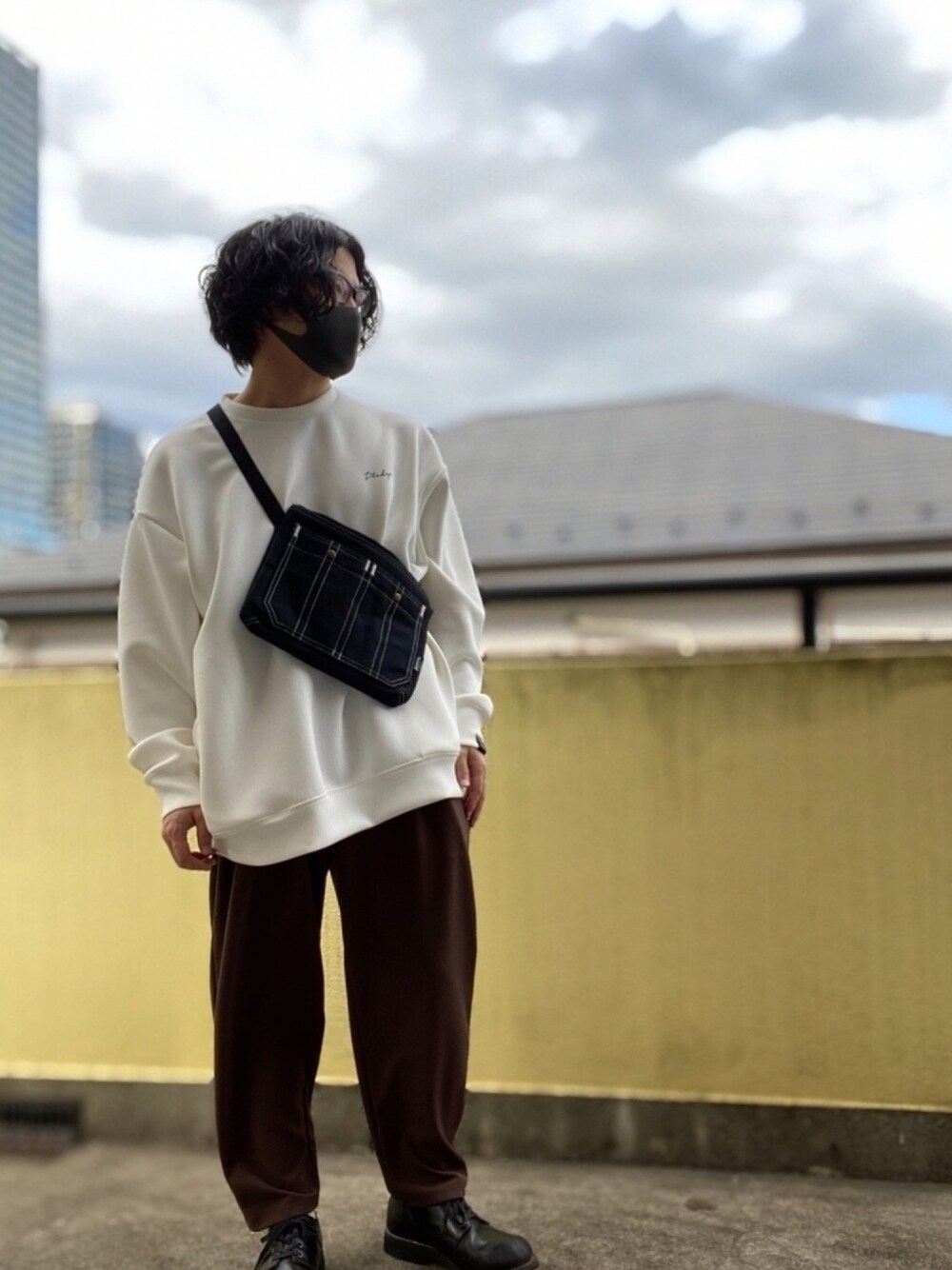 「ストリート、ブラウン、ホワイト、デザイントップス、休日スタイル、ビッグシルエット、秋冬コーデ、スウェット」｜「Pledgeのアイテム（トップス、ホワイト系）」を使った、ペーちゃんさん（メンズ・169cm）の秋コーディネートの1枚目の写真
