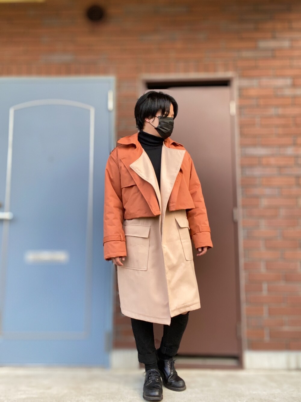 オレンジ系のジャケット/アウター、ベージュ系のジャケット/アウター、ブラック系のパンツを着用したメンズの春コーディネートの1枚目の写真