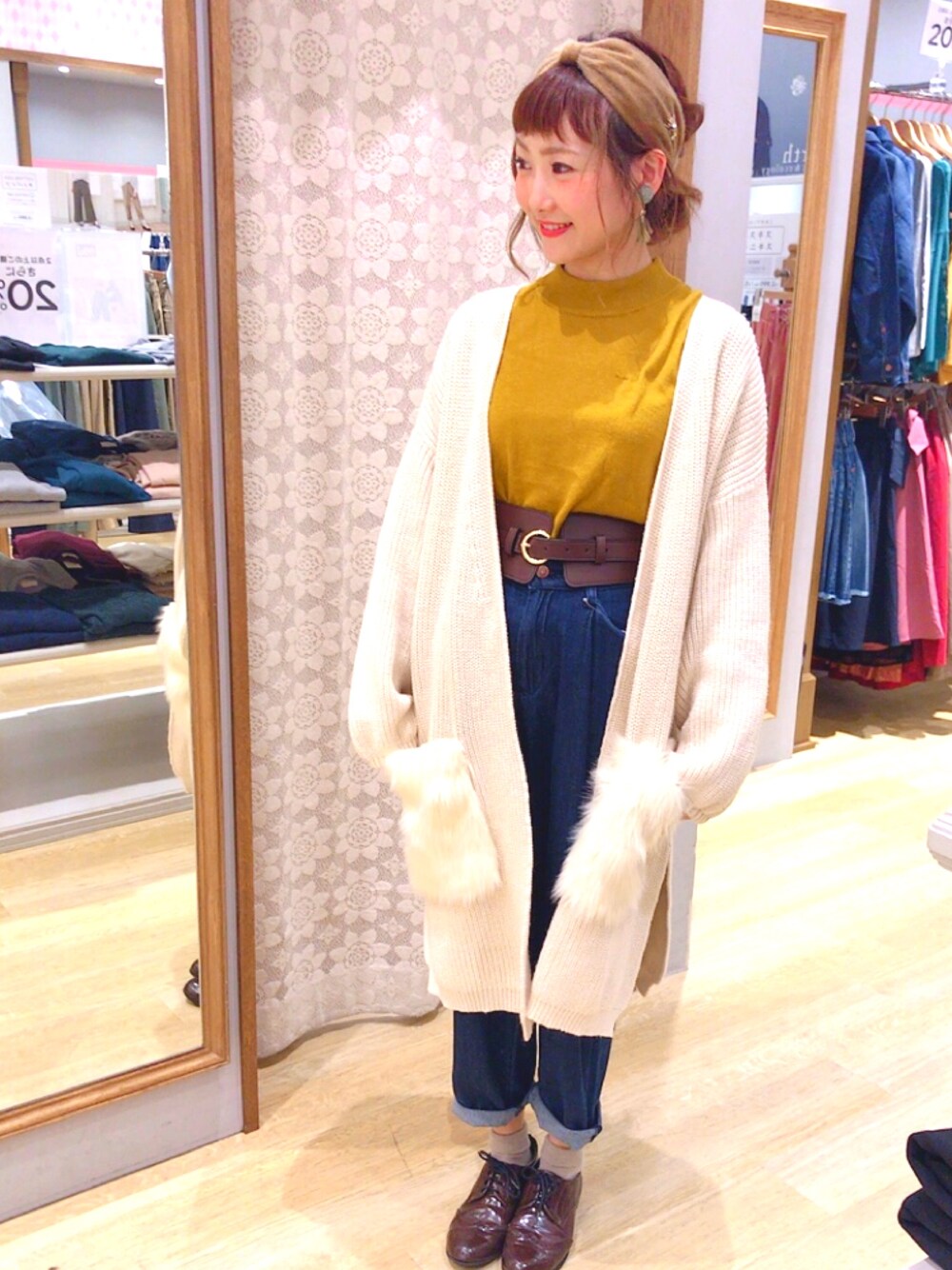「秋のコーデ、フェイクファー、アースミュージック＆エコロジー、デニムパンツ、カジュアル、ニット、カーディガン、ロングカーディガン、マスタード」｜「earth music&ecologyの・ハイネックバックリボンニットプルオーバー（ニット/セーター、イエロー系）」を使った、ai☻さん（レディース・159cm）の秋コーディネートの1枚目の写真