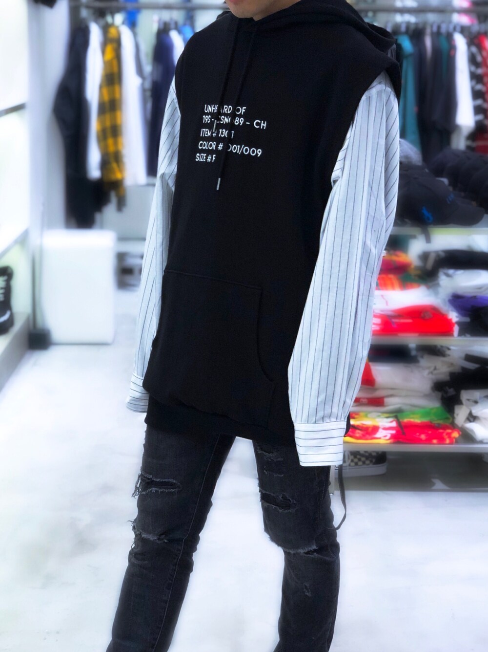 「ビッグシルエット、スキニー、モノトーン、レイヤードスタイル、ootd、ゆるコーデ、今日のコーデ、おしゃれさんと繋がりたい、lhplucuaosaka、平成最後のWEARISTAセンバツ」｜「WHITELANDのWHITELAND/ホワイトランド/STRIPE QUEEN SHIRTS（シャツ/ブラウス、ホワイト系）」を使った、Toshiki Masudaさん（メンズ・170cm）の春コーディネートの1枚目の写真