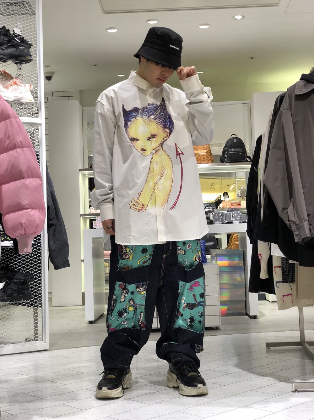 「デニム、白シャツ、オーバーサイズ、休日スタイル、大人コーデ、シャツスタイル、ゆるコーデ、lhplucuaosaka、スタッフセンバツ、年末WEAR感謝祭」｜「WHITELANDのWHITELAND/ホワイトランド/HAT（ハット、ブラック系）」を使った、Toshiki Masudaさん（メンズ・170cm）の冬コーディネートの1枚目の写真