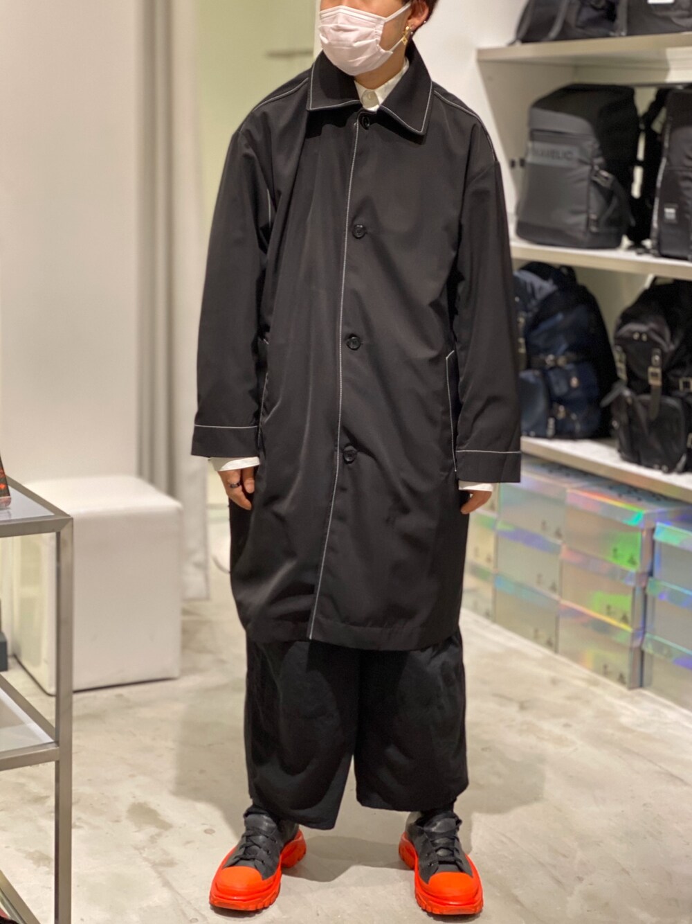 ブラック系のステンカラーコート、ブラック系のステンカラーコート、ブラック系のステンカラーコートを着用したメンズの冬コーディネートの1枚目の写真