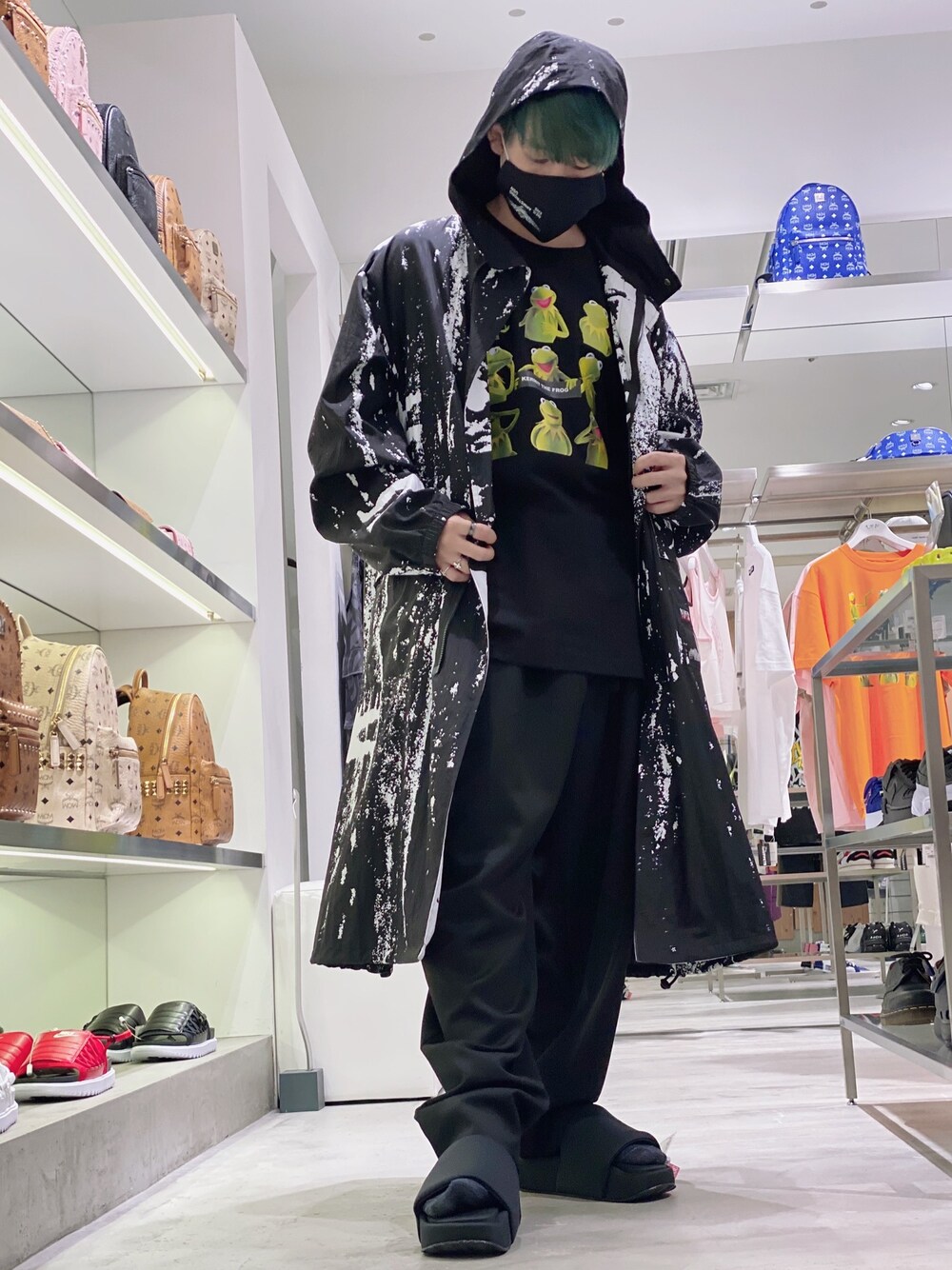 「ブラック、ストリート、オーバーサイズ、春夏コーデ、雨の日コーデ、カーミット、おしゃれさんと繋がりたい、いいね、save、フォローお願いします🤑、lhplucuaosaka、スタッフセンバツ」｜「WHITELANDのWHITELAND×KERMIT/ホワイトランド×カーミット/KERMIT9プリントTシャツ（Tシャツ/カットソー、ブラック系）」を使った、Toshiki Masudaさん（メンズ・170cm）の夏コーディネートの1枚目の写真