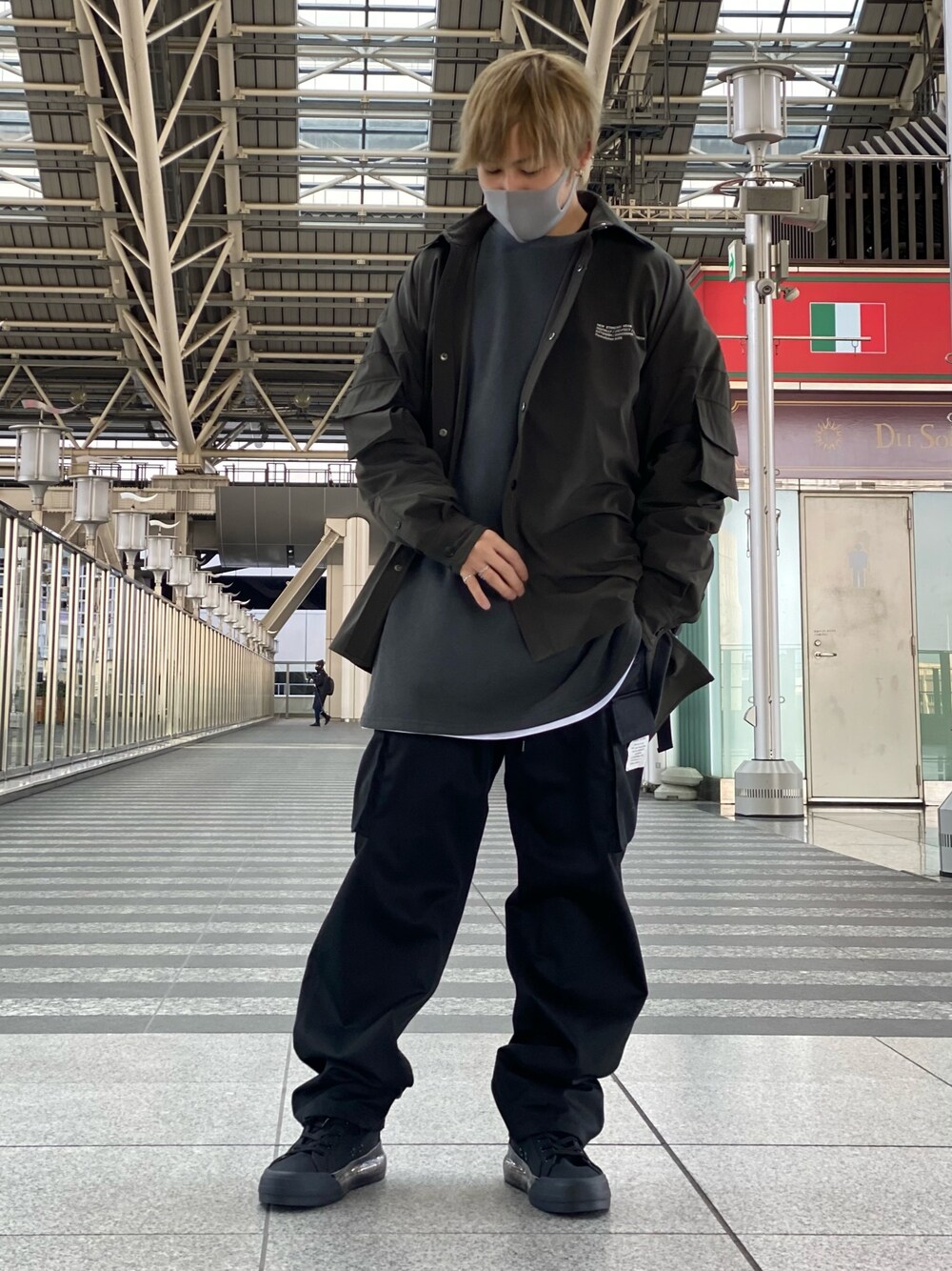 グレー系のスウェット、ホワイト系のTシャツ/カットソー、グリーン系のシャツ/ブラウスを着用したメンズの冬コーディネートの1枚目の写真