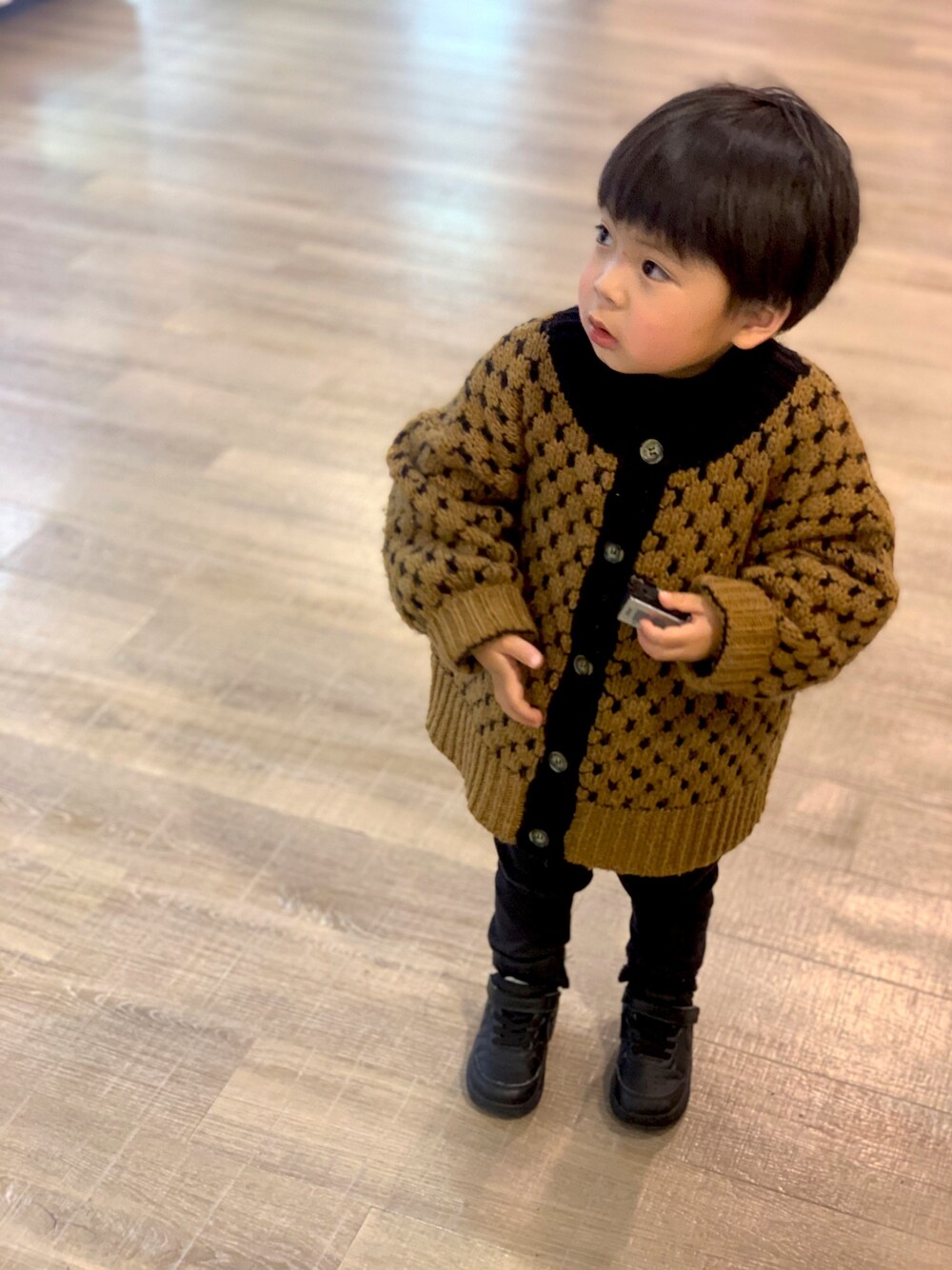 「男の子、男の子コーデ、3歳、カーディガン、ブラックコーデ、休日スタイル」｜「LOWRYS FARMのポコポコカーディガン　917433（カーディガン/ボレロ、ブラウン系）」を使った、YUHIさん（キッズ・90cm）の冬コーディネートの1枚目の写真