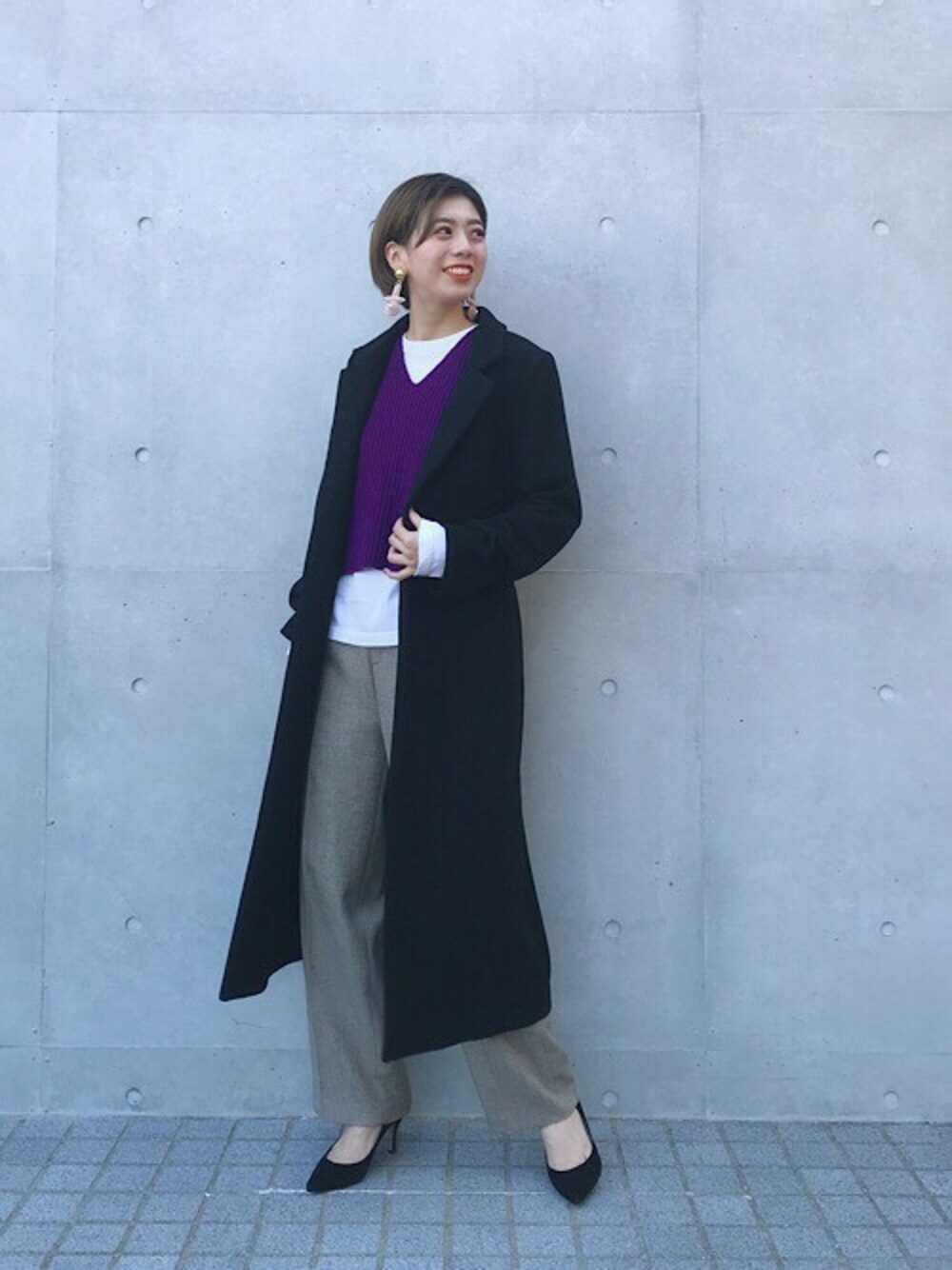 「アウター、チェスターコート、スラックス、冬コーデ、レイヤードスタイル、ロングコート、大人カジュアル、ワイドパンツ、ニットベスト、きれいめカジュアル」｜「STUDIOUS SELECTの【CASA FLINE(カーサフライン)】《STUDIOUS別注》ロングウールコート（チェスターコート、ブラック系）」を使った、夏子さん（レディース・169cm）の秋コーディネートの1枚目の写真