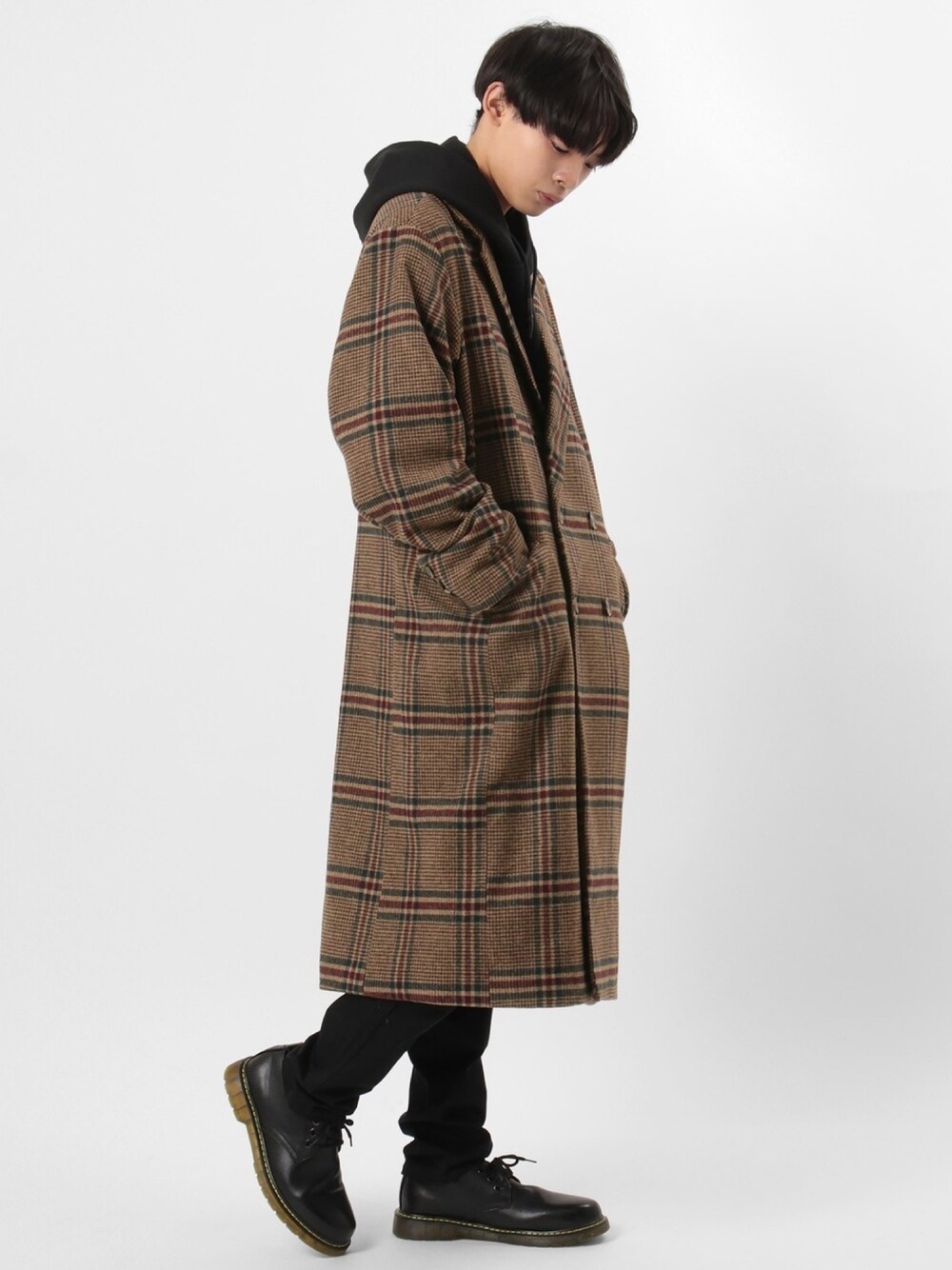 ベージュ系のチェスターコートを着用したメンズの秋コーディネートの1枚目の写真