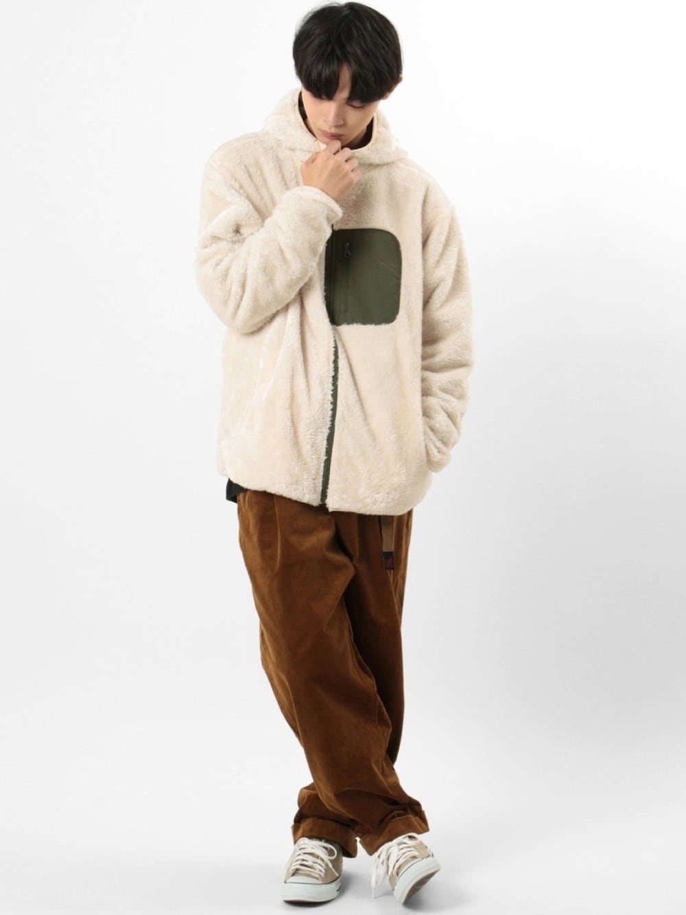 ホワイト系のマウンテンパーカー、イエロー系のその他パンツを着用したメンズの秋コーディネートの1枚目の写真