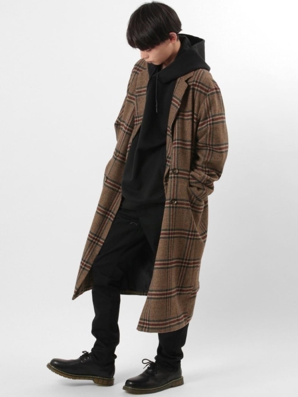 ベージュ系のチェスターコートを着用したメンズの冬コーディネートの1枚目の写真