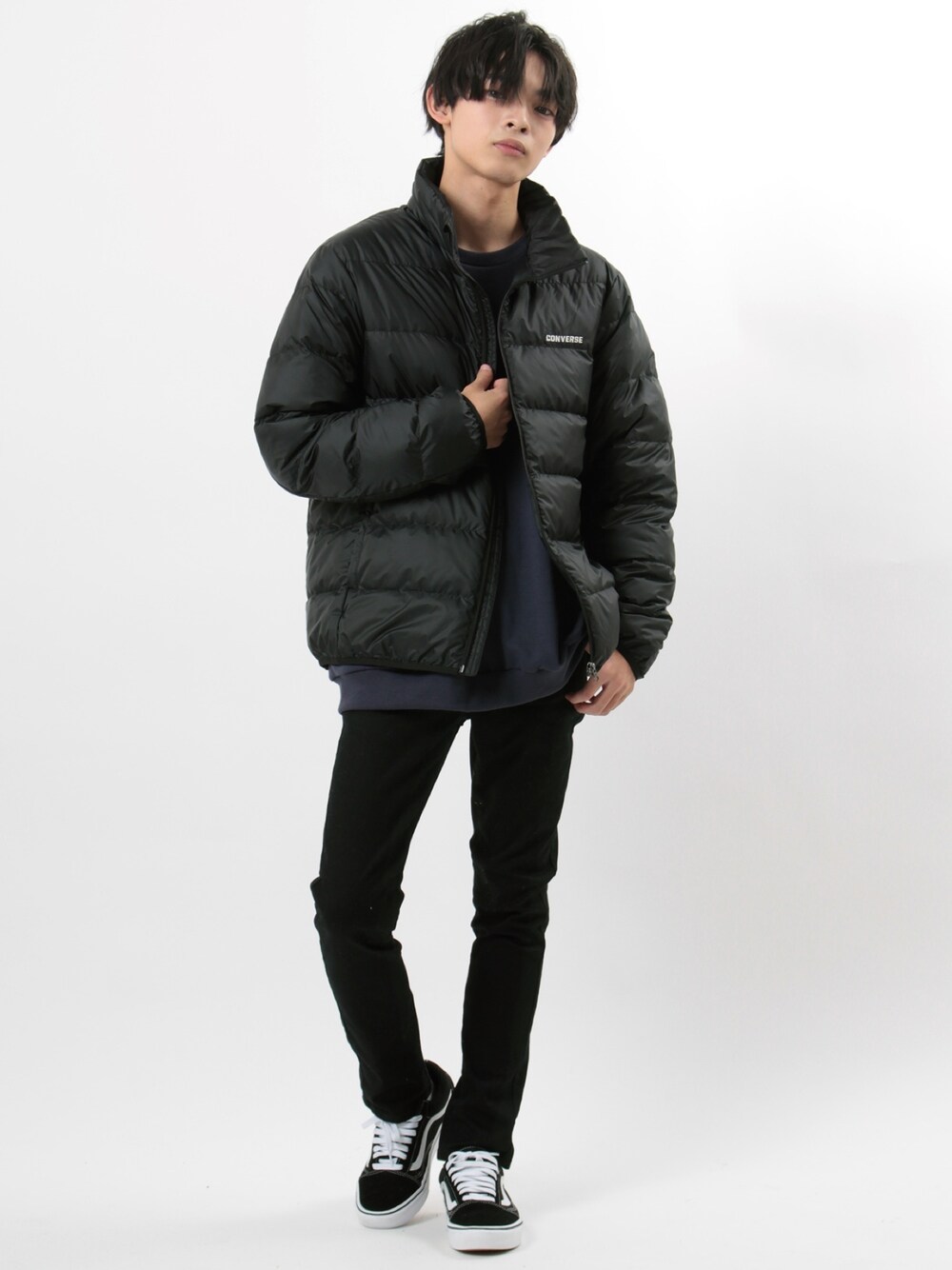 ブラック系のダウンジャケット/コート、ブルー系のスウェットを着用したメンズの冬コーディネートの1枚目の写真