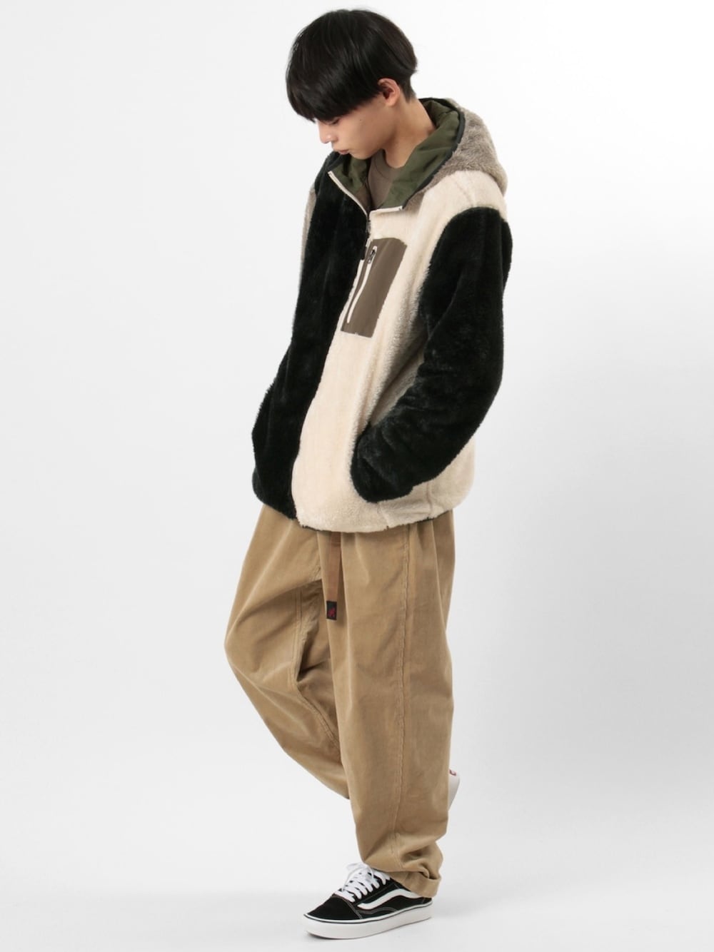 その他のマウンテンパーカー、ベージュ系のその他パンツを着用したメンズの冬コーディネートの1枚目の写真