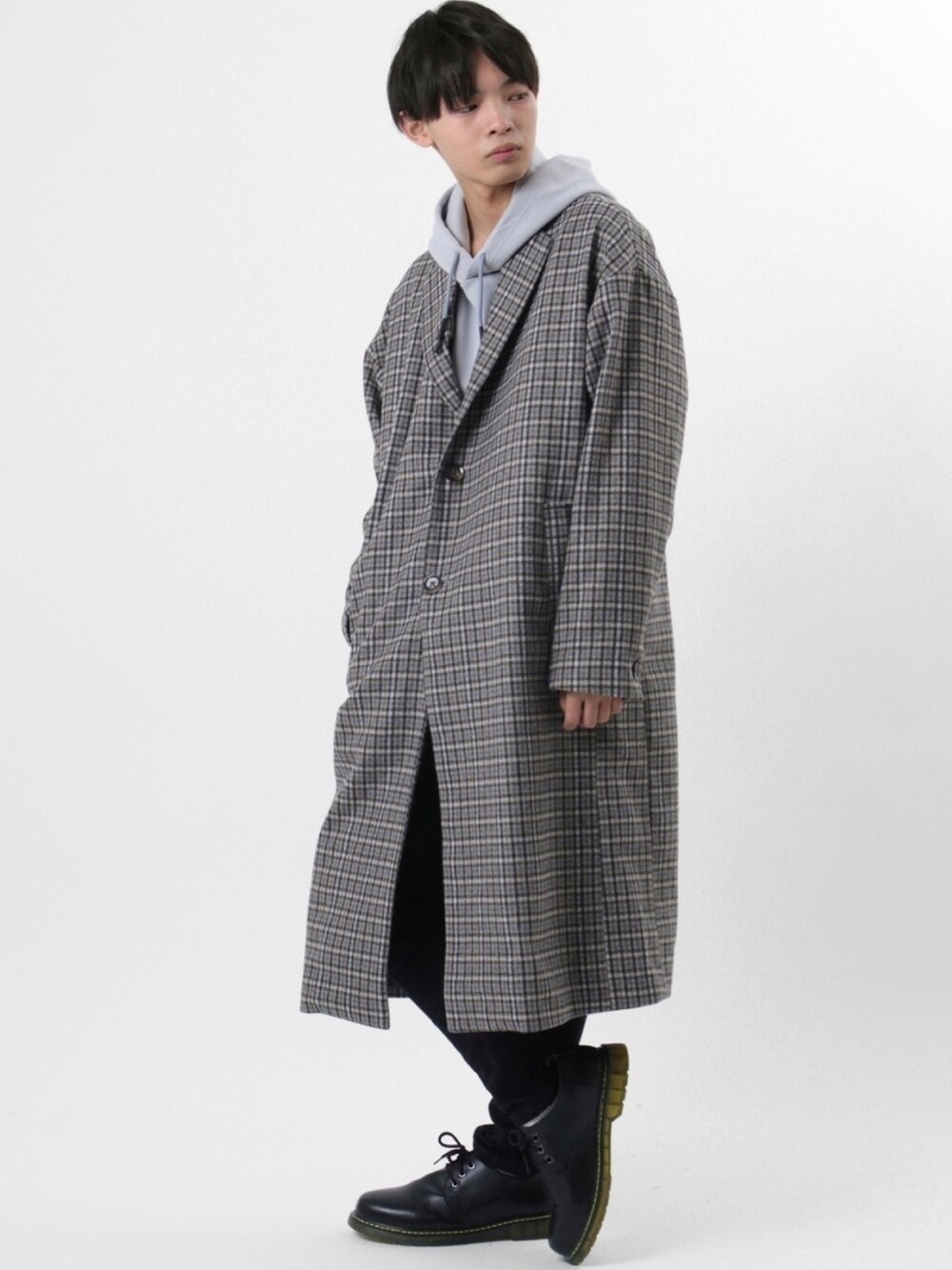 グレー系のチェスターコートを着用したメンズの冬コーディネートの1枚目の写真