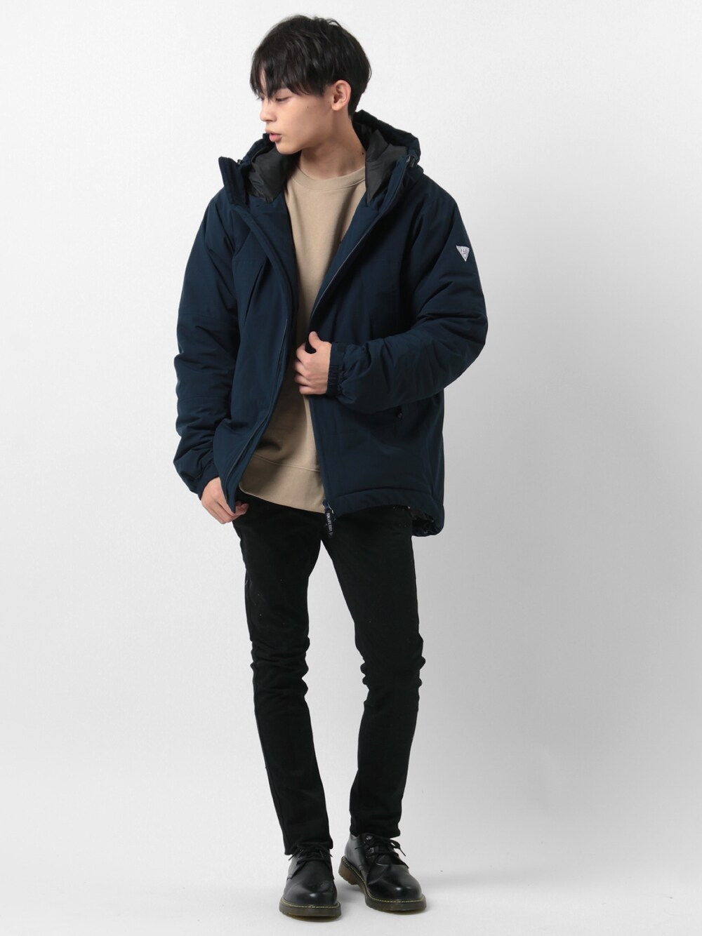 ブルー系のダウンジャケット/コート、ベージュ系のスウェットを着用したメンズの冬コーディネートの1枚目の写真