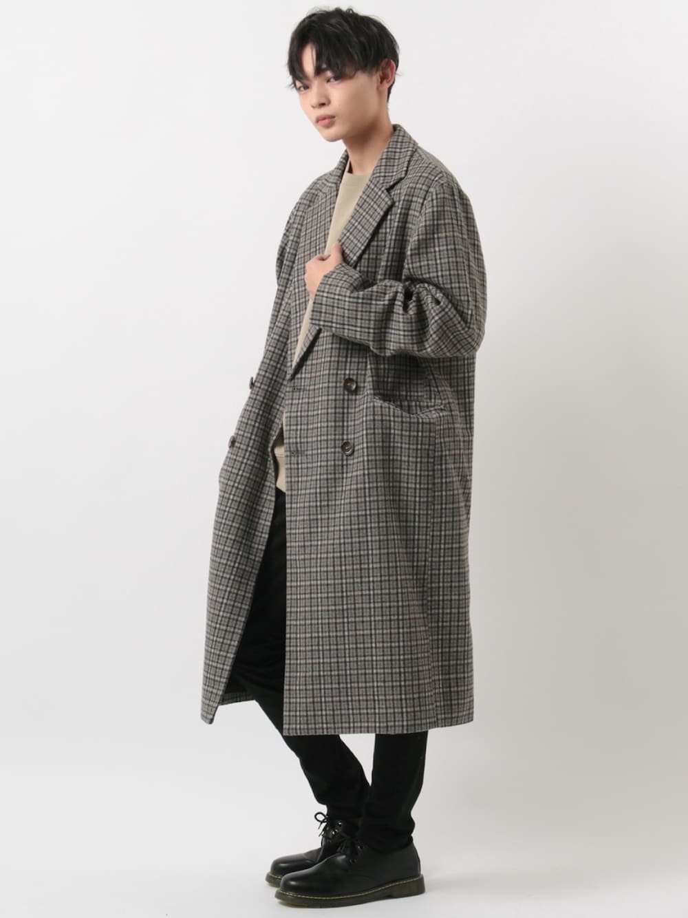 グレー系のチェスターコート、ベージュ系のスウェットを着用したメンズの冬コーディネートの1枚目の写真