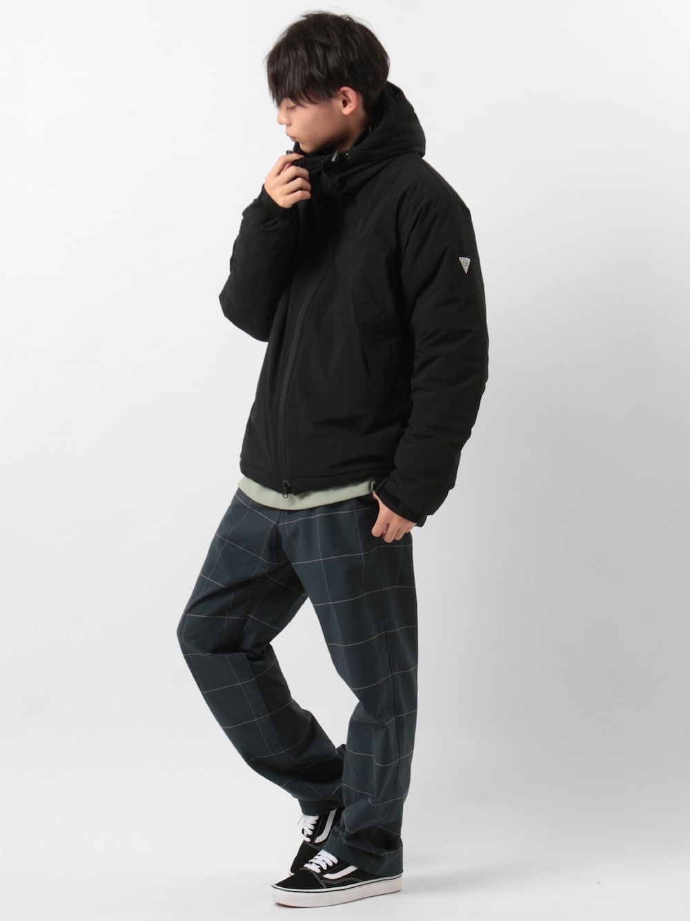 ブラック系のダウンジャケット/コート、グレー系のスウェットを着用したメンズの冬コーディネートの1枚目の写真