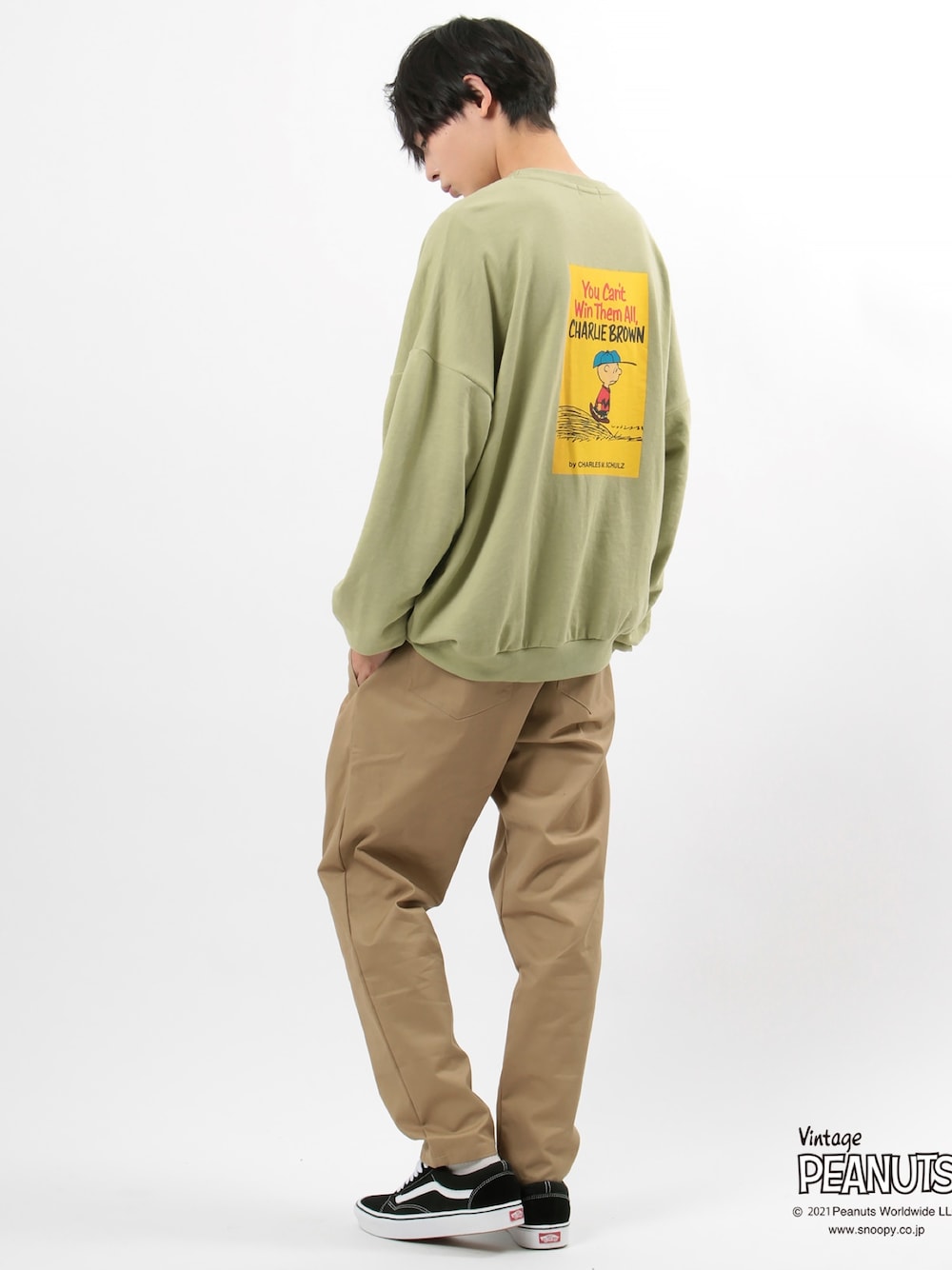 「オーバーサイズ、シンプル、カジュアルコーデ、ゆるコーデ、ストリート、スウェット、PEANUTS、スヌーピー、シェフパンツ、チノパン」｜「PEANUTSの【PEANUTS/ピーナッツ】スヌーピー バックプリント 裏毛 オーバーサイズ スウェット/トレーナー（スウェット、グリーン系）」を使った、kanaruさん（メンズ・173cm）の冬コーディネートの1枚目の写真