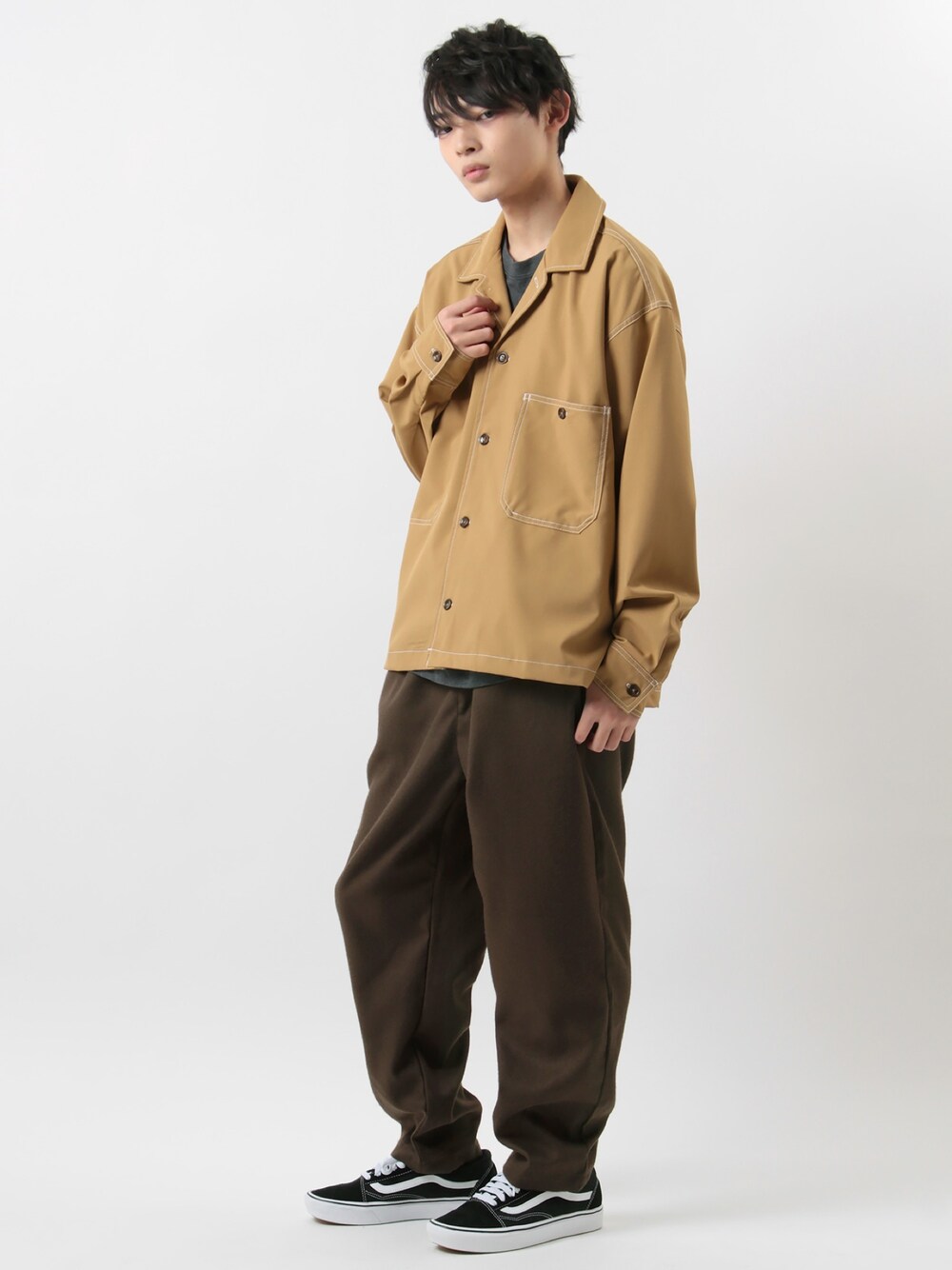 ベージュ系のシャツ/ブラウス、ブラウン系のチノパンツを着用したメンズの冬コーディネートの1枚目の写真